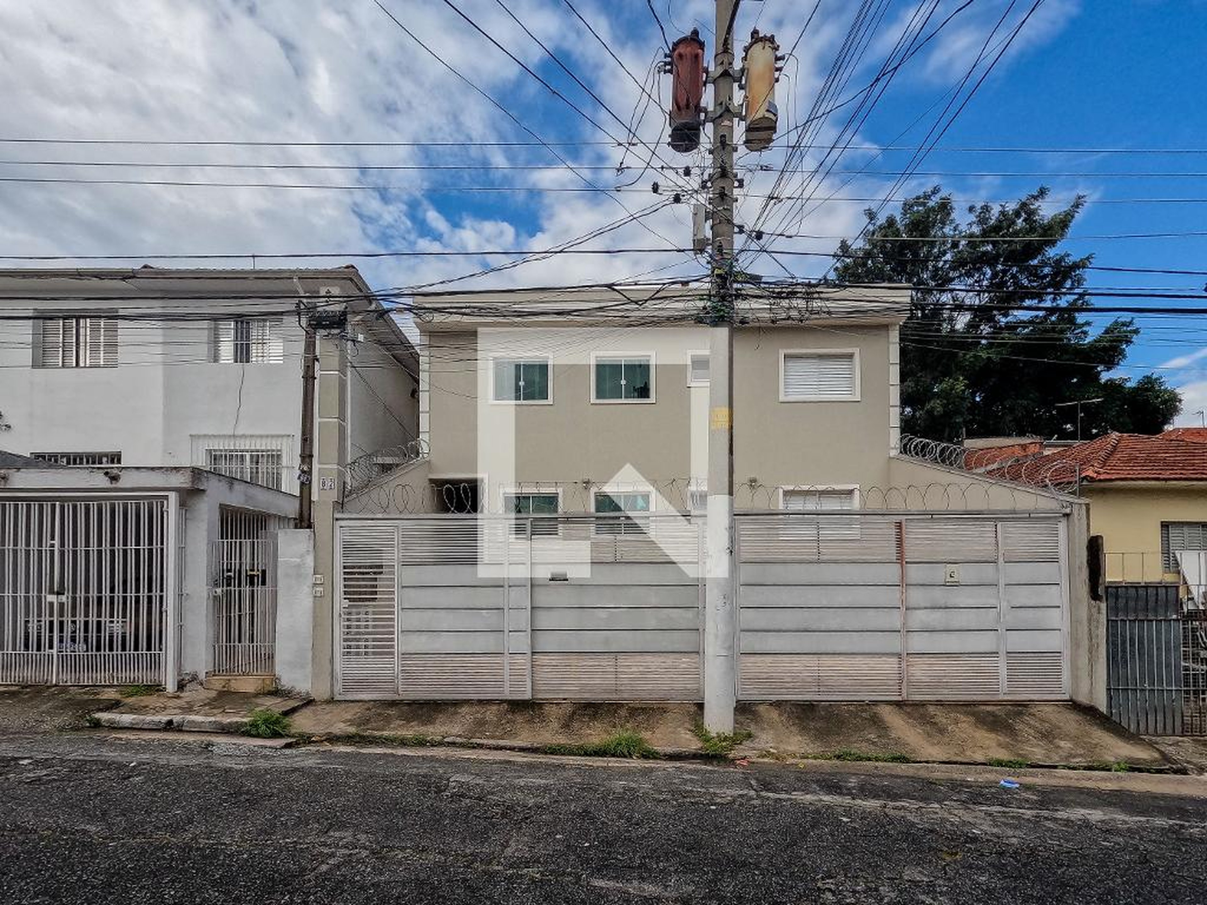 Fachada Condomínio em Rua Lourenço Rodrigues Souza, 82