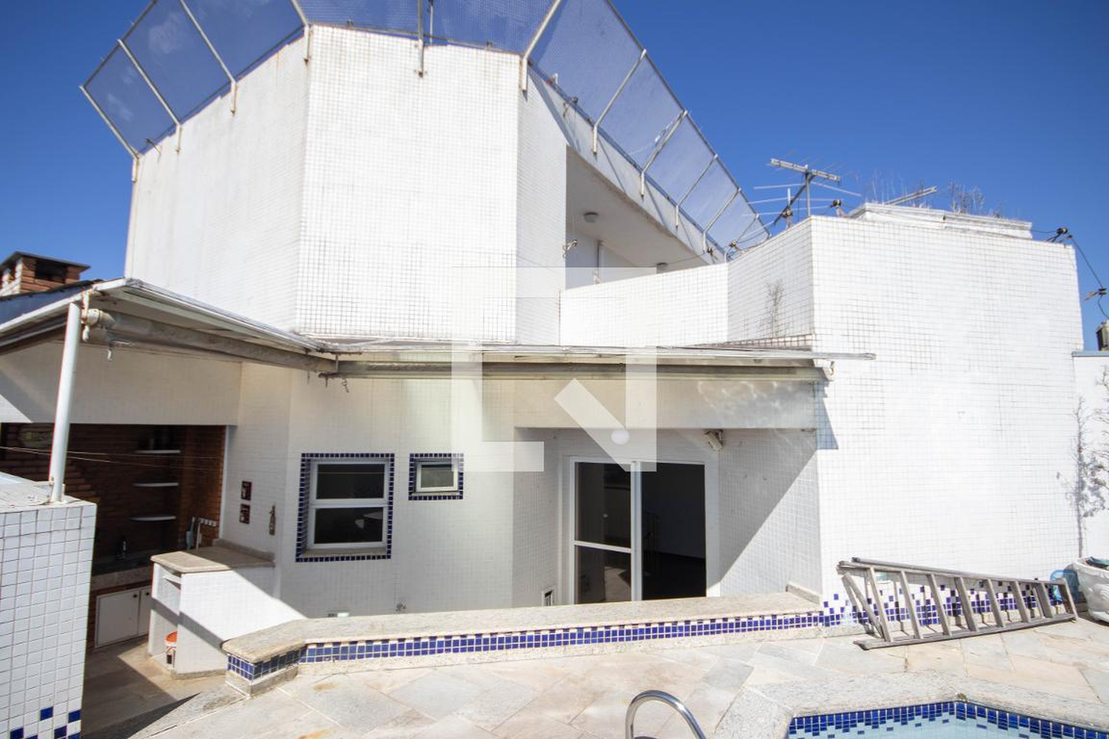 Piscina - Edifício Duques Tower