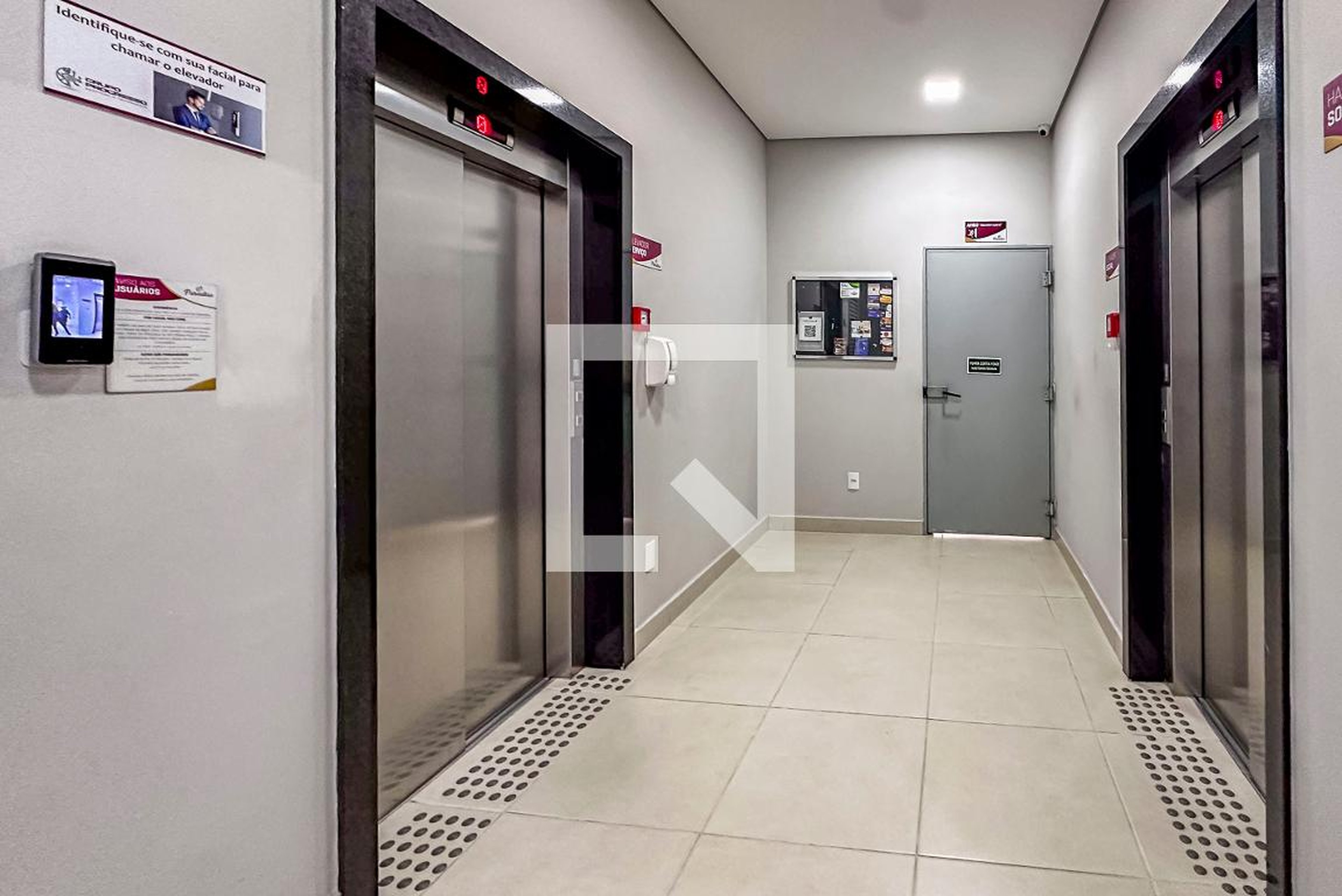 Hall de entrada Condomínio em Rua Apiaí, 417