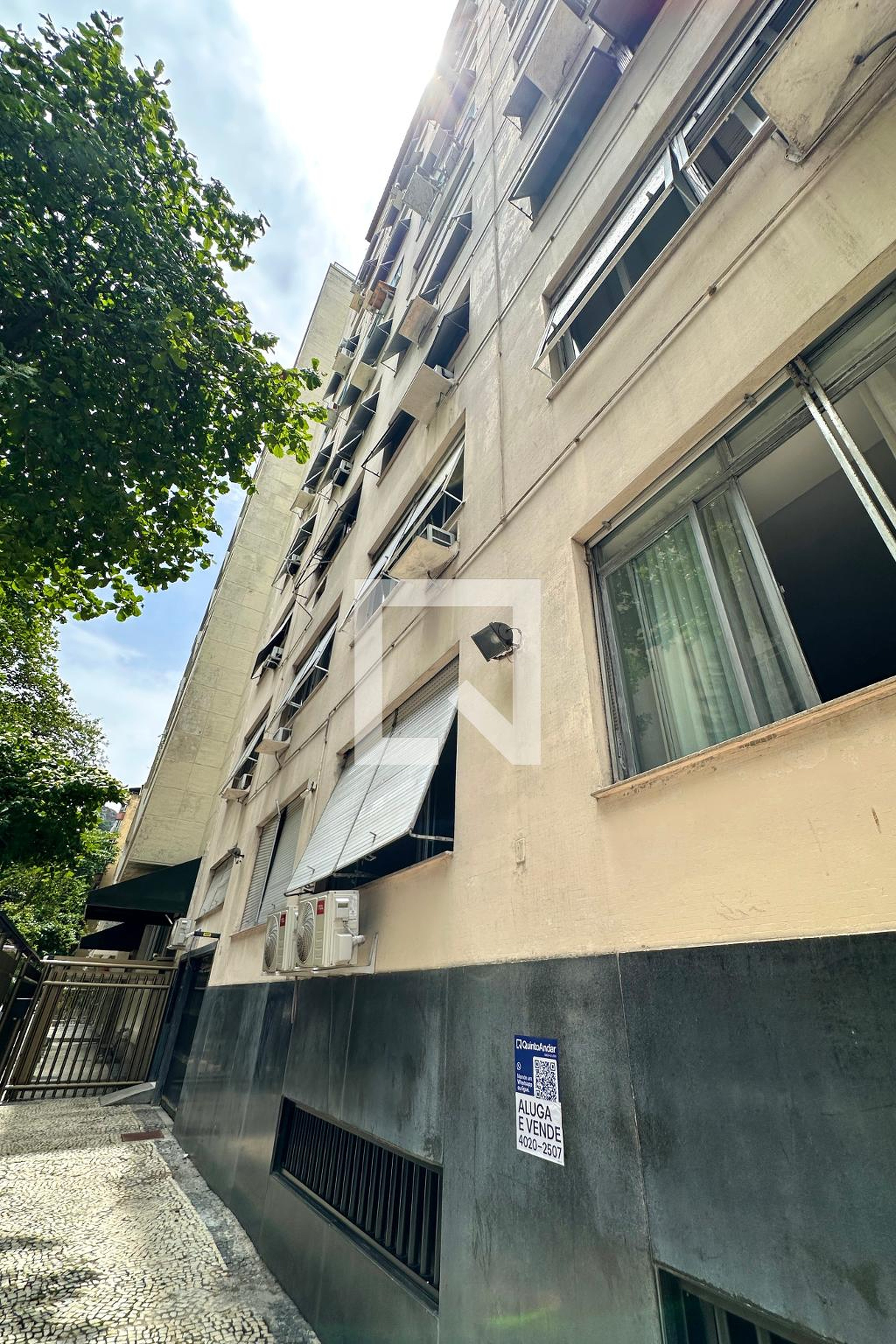 Fachada Condomínio em Rua Paula Freitas, 16