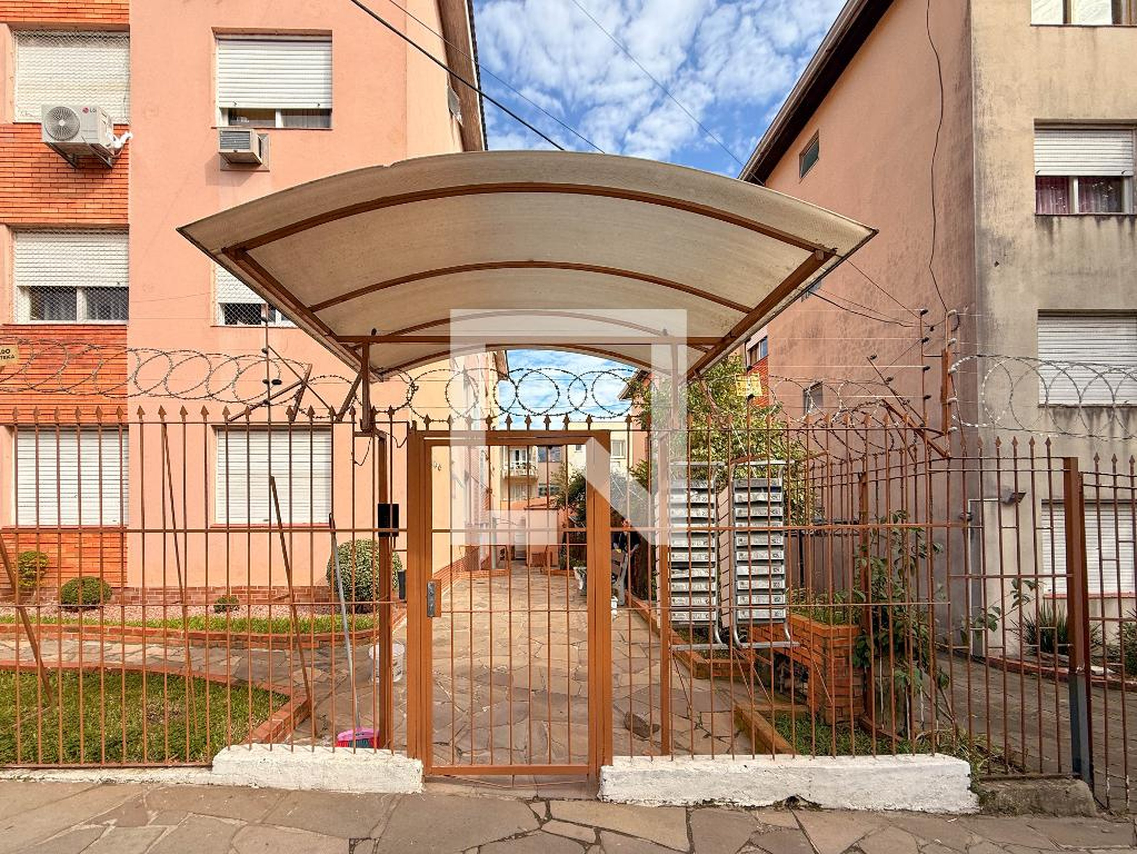 Fachada Condomínio em Rua Valdomiro Souza, 65