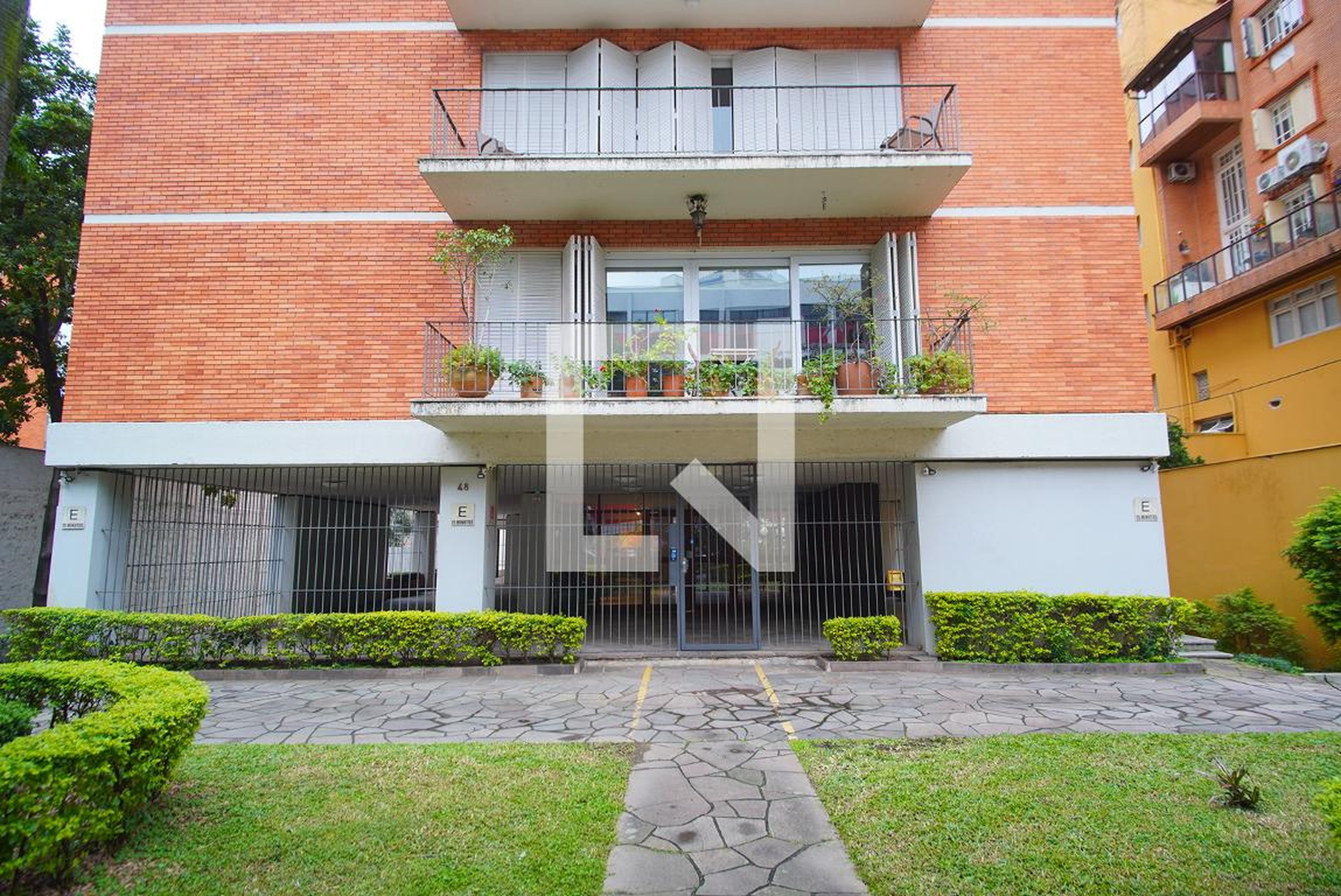 Fachada Condomínio em Rua Doutor Florêncio Ygartua, 48