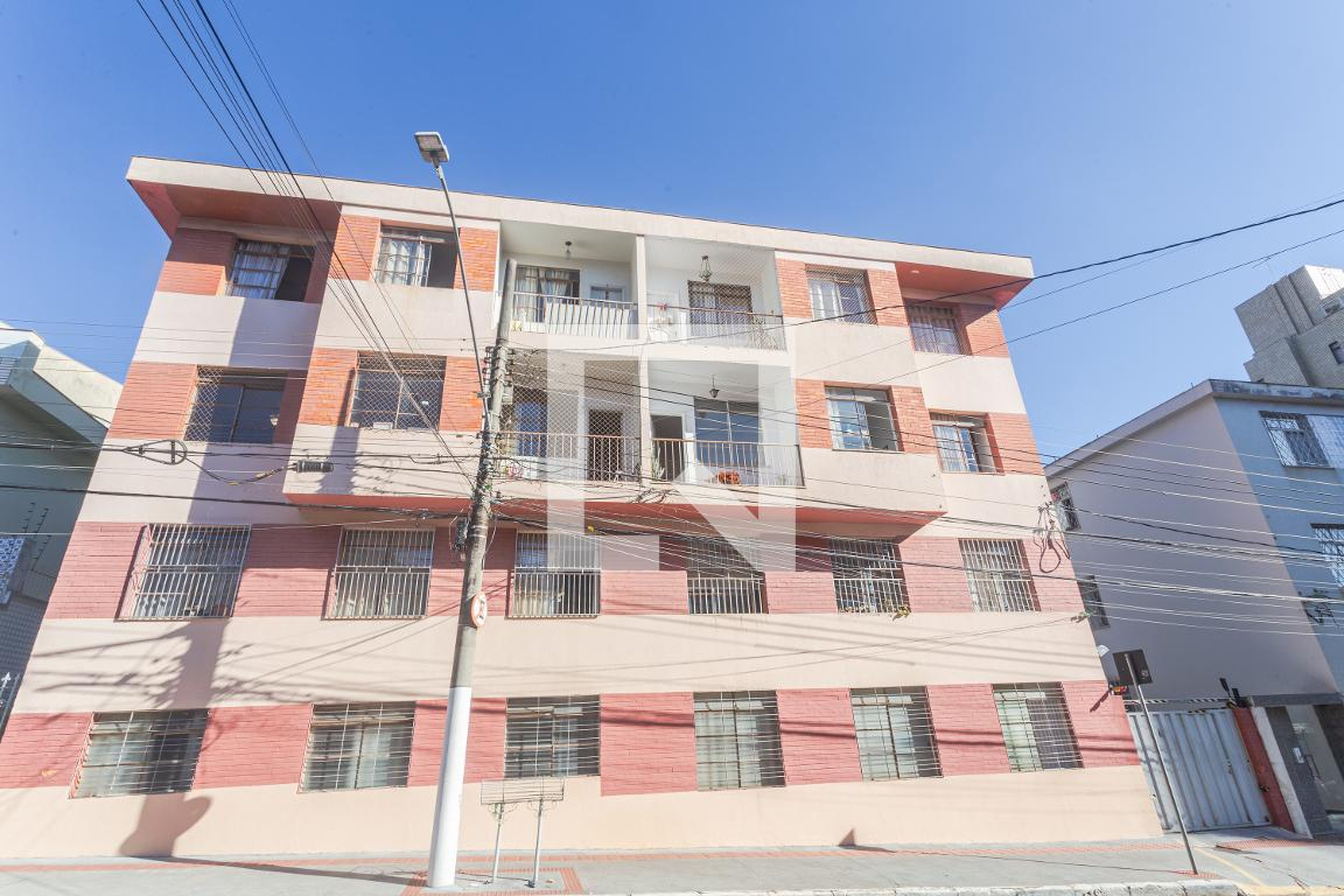 Fachada Condomínio em Rua Passa Tempo, 27