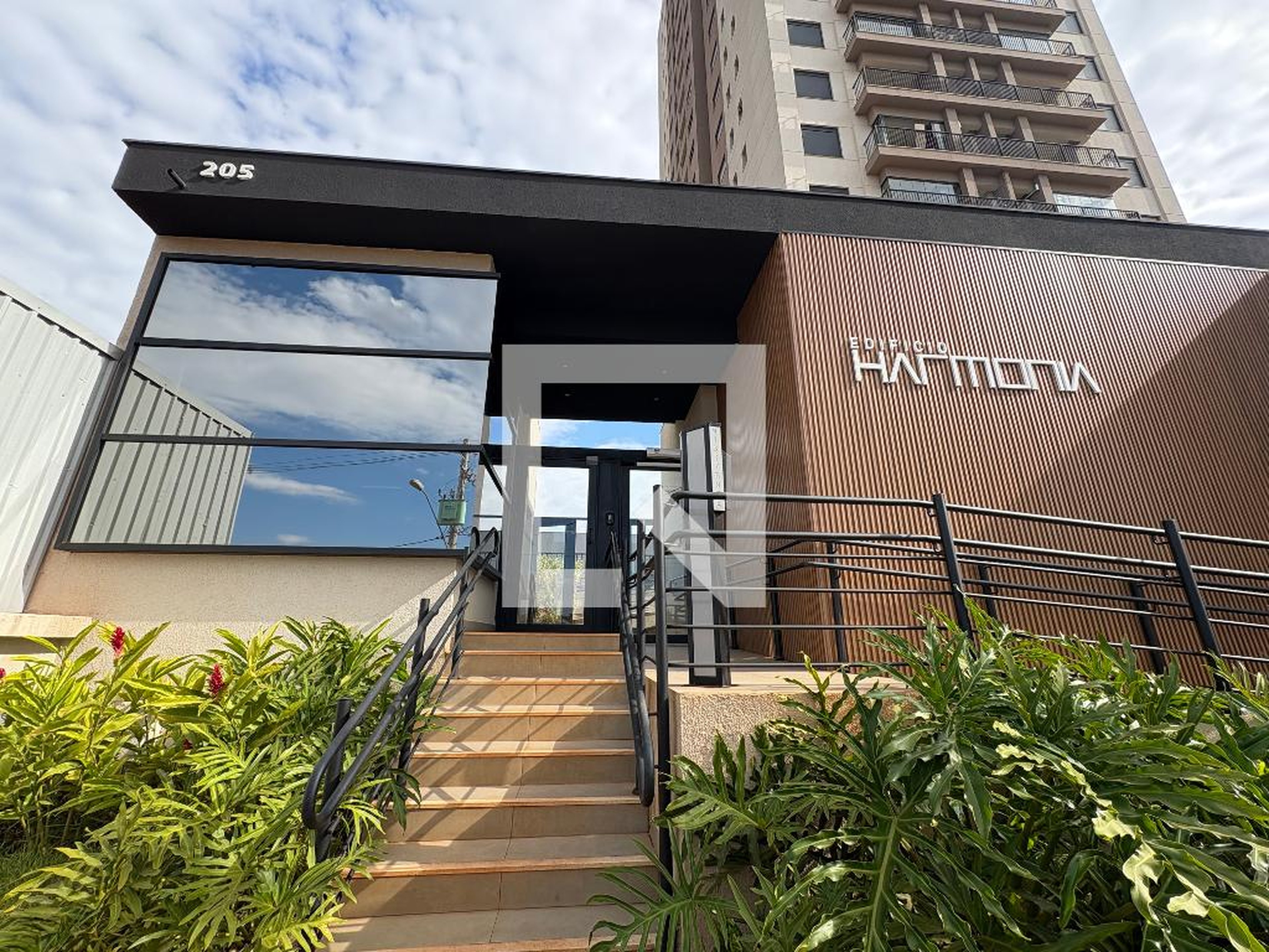 Fachada Condomínio em Rua Colina do Golfe, 205