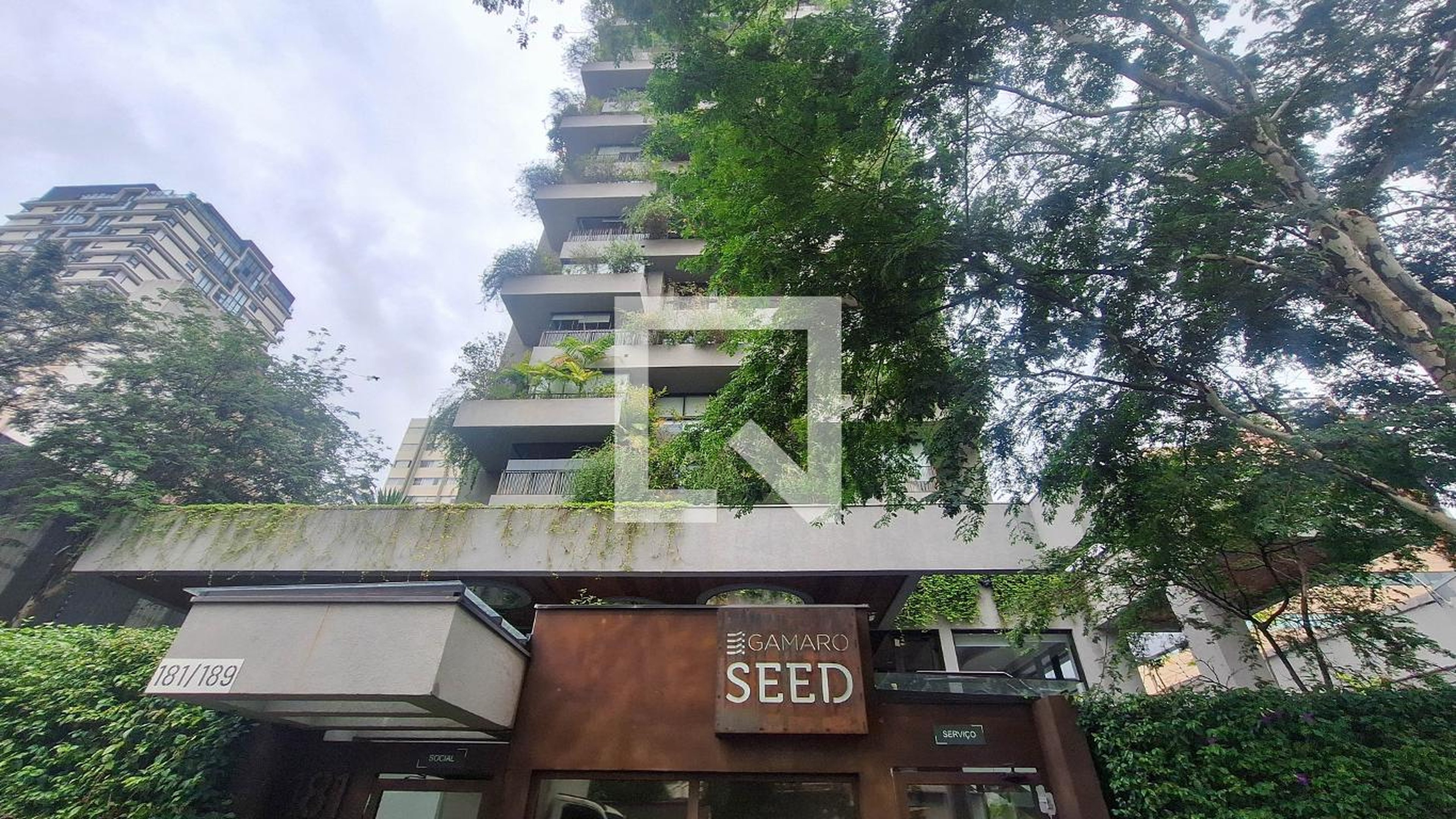 Fachada do Prédio Condomínio em Rua Quatá, 181