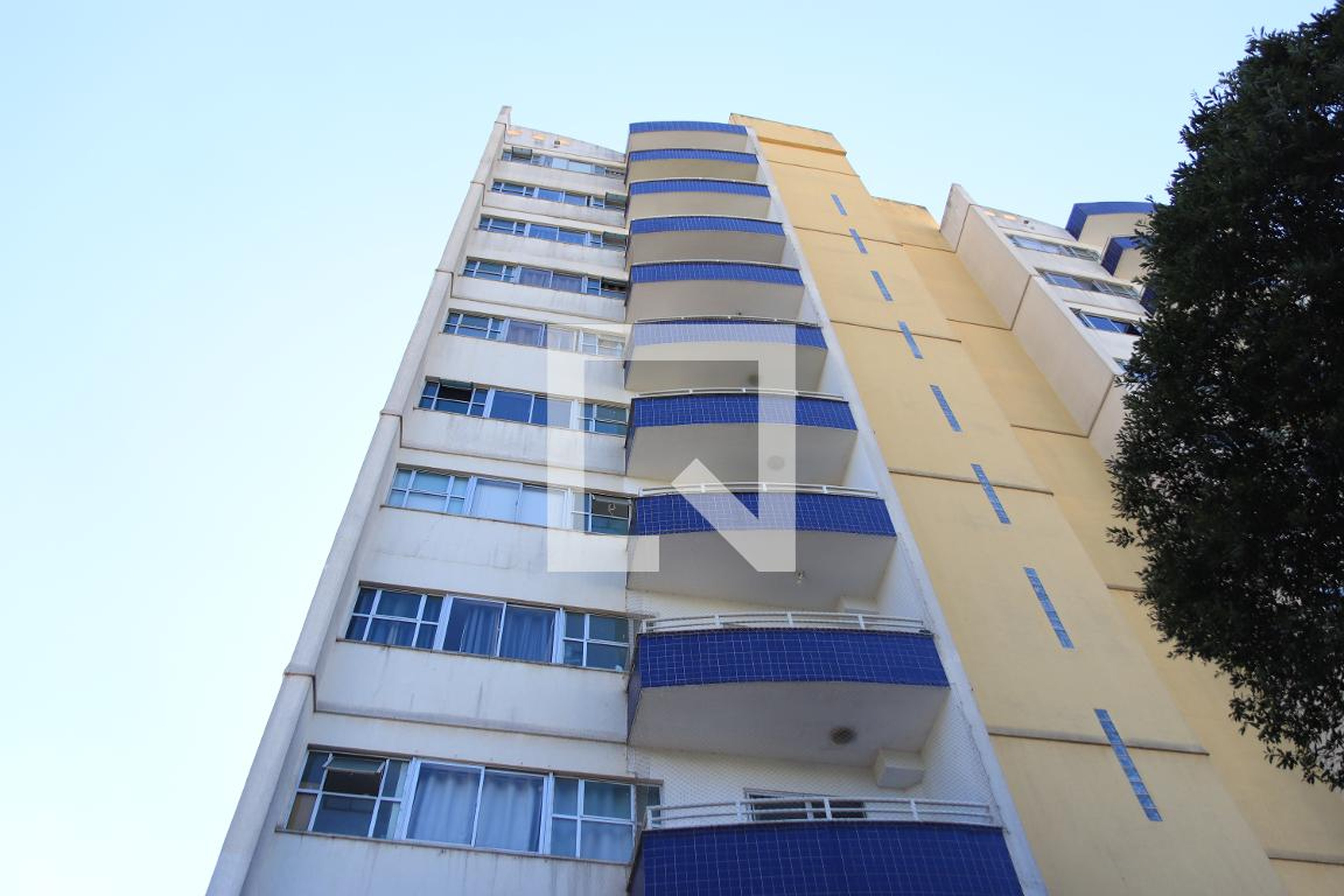 Fachada Condomínio em Rua 235, 0