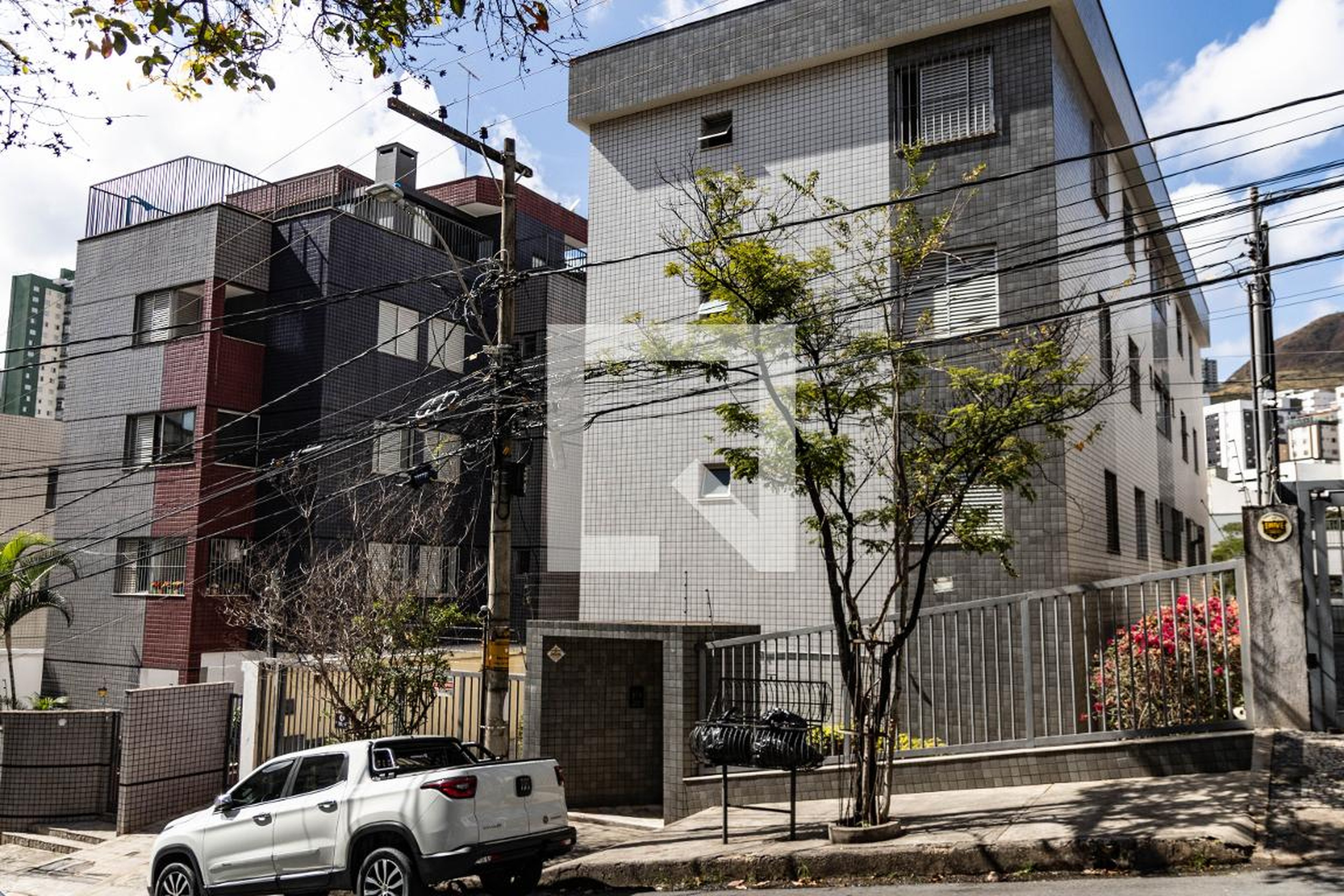 Fachada Condomínio em Rua Jornalista Guilherme Apgáua, 71