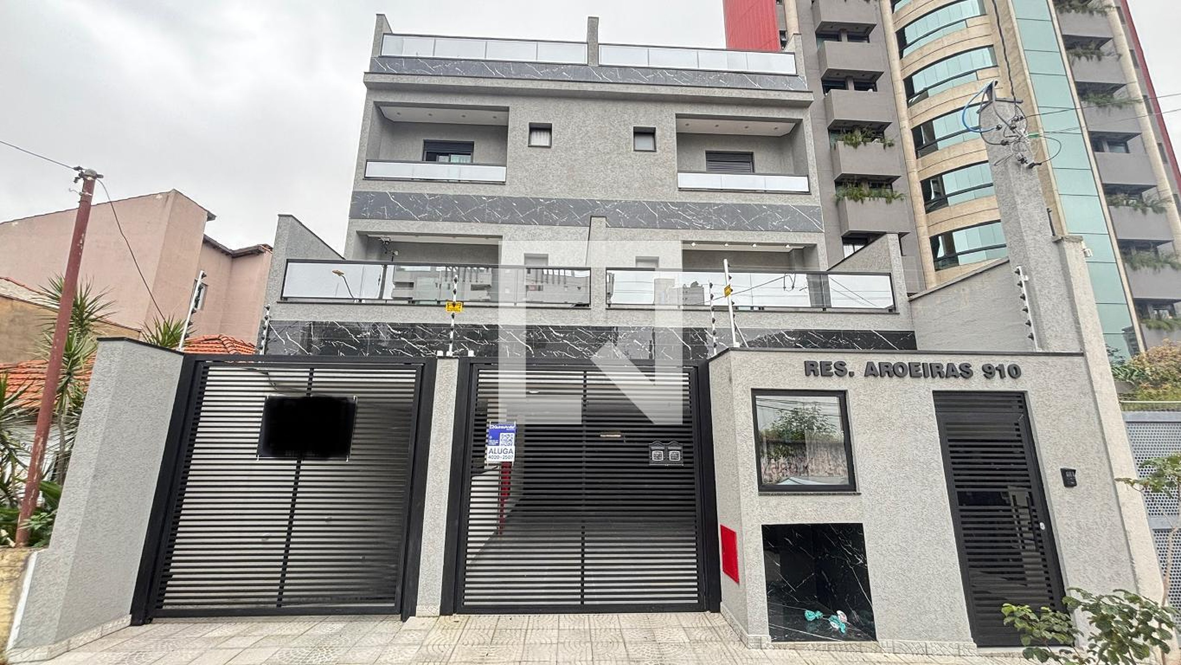 Fachada Condomínio em Rua das Aroeiras, 910