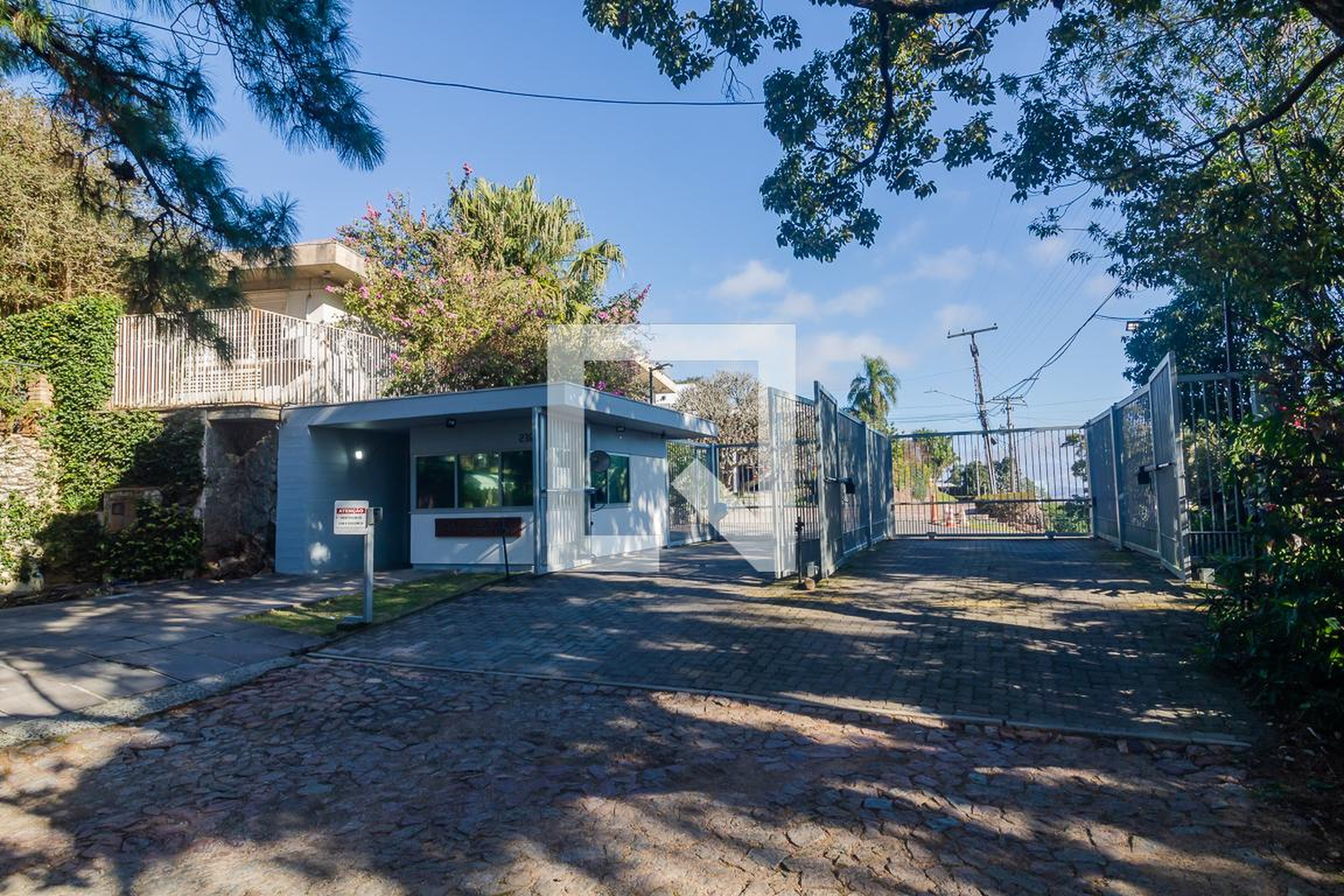 Fachada Condomínio em Rua Sinke, 236