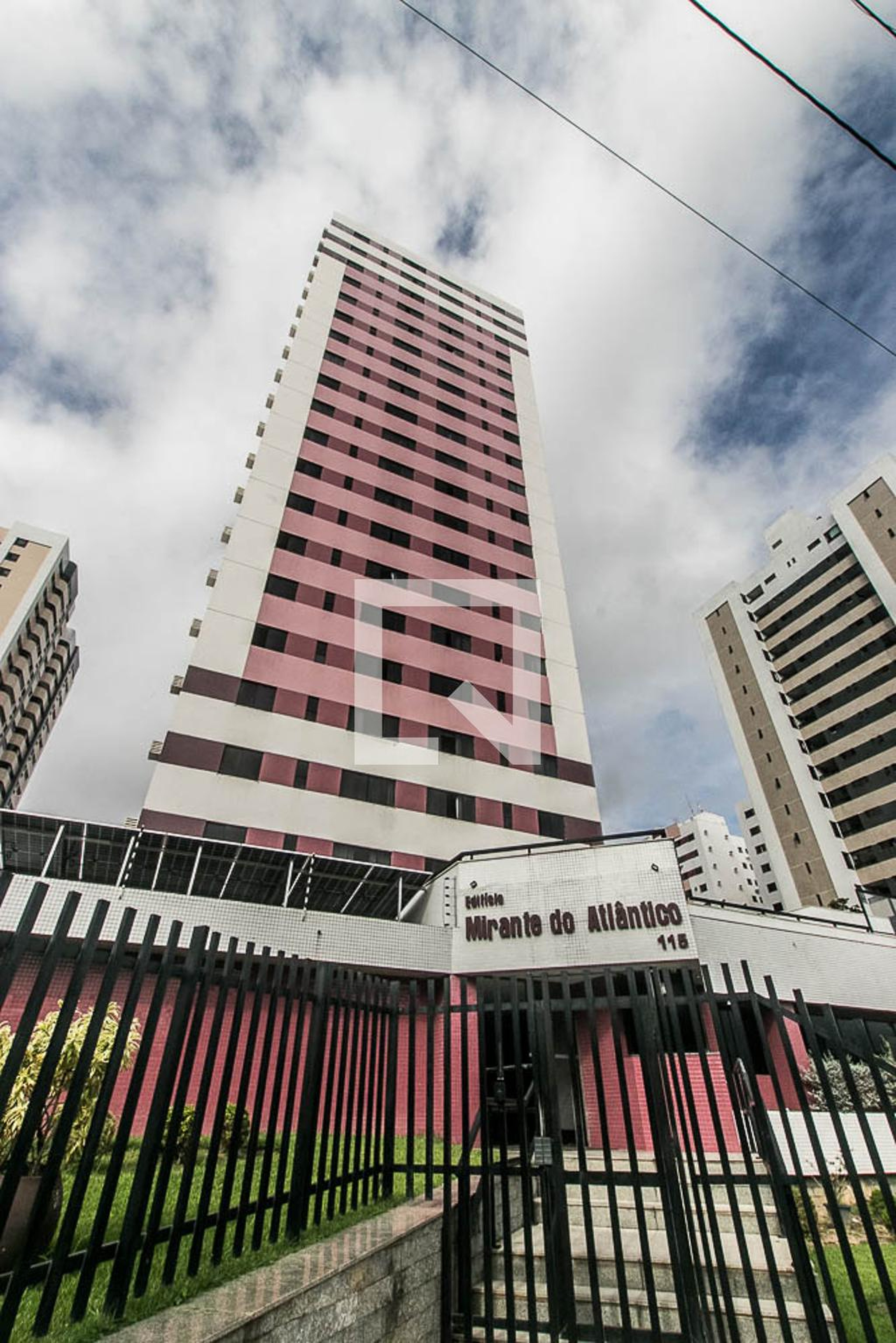 Fachada Condomínio em Rua Granja Marazul, 100