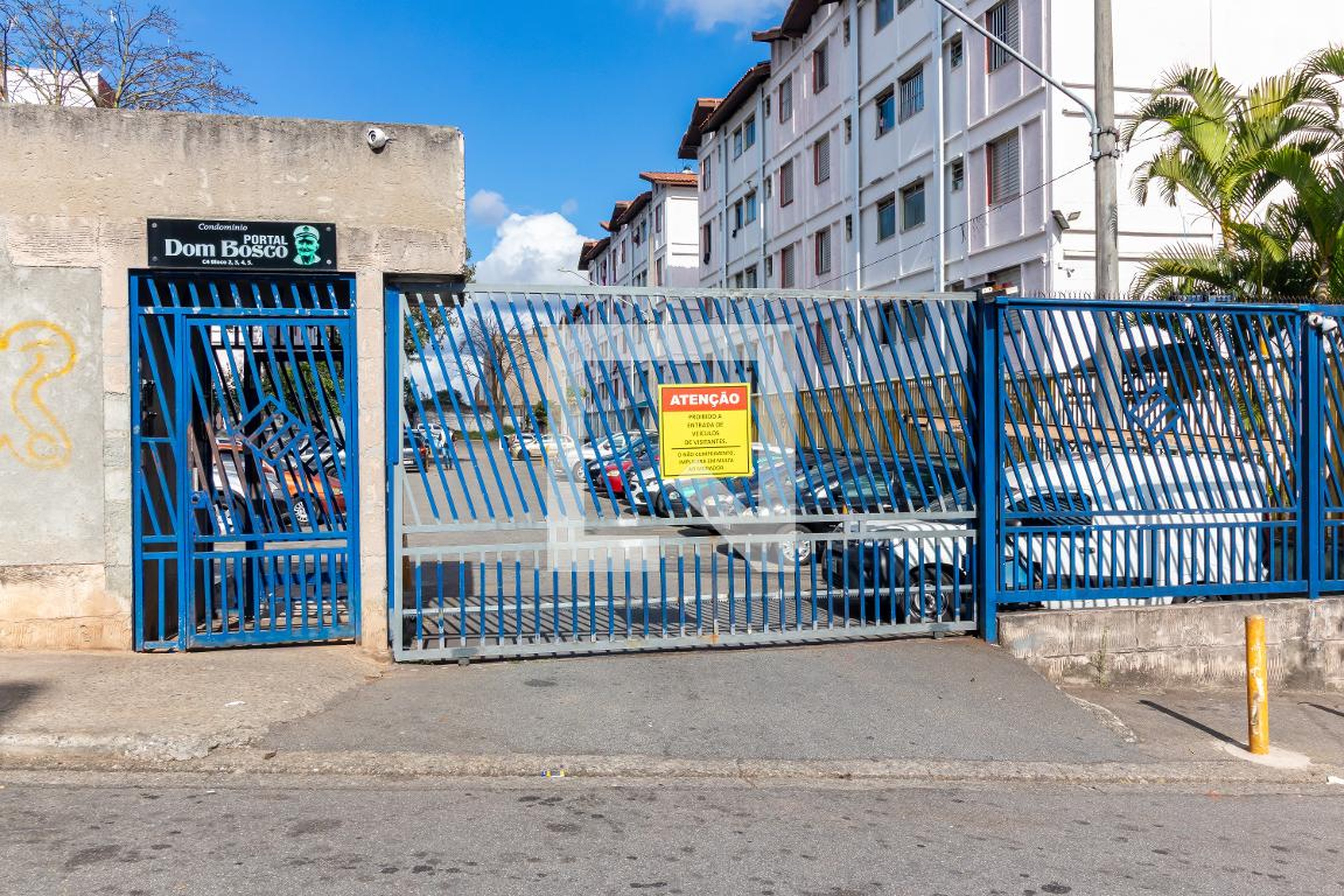 Fachada Condomínio em Rua Rafael Albarini, 11