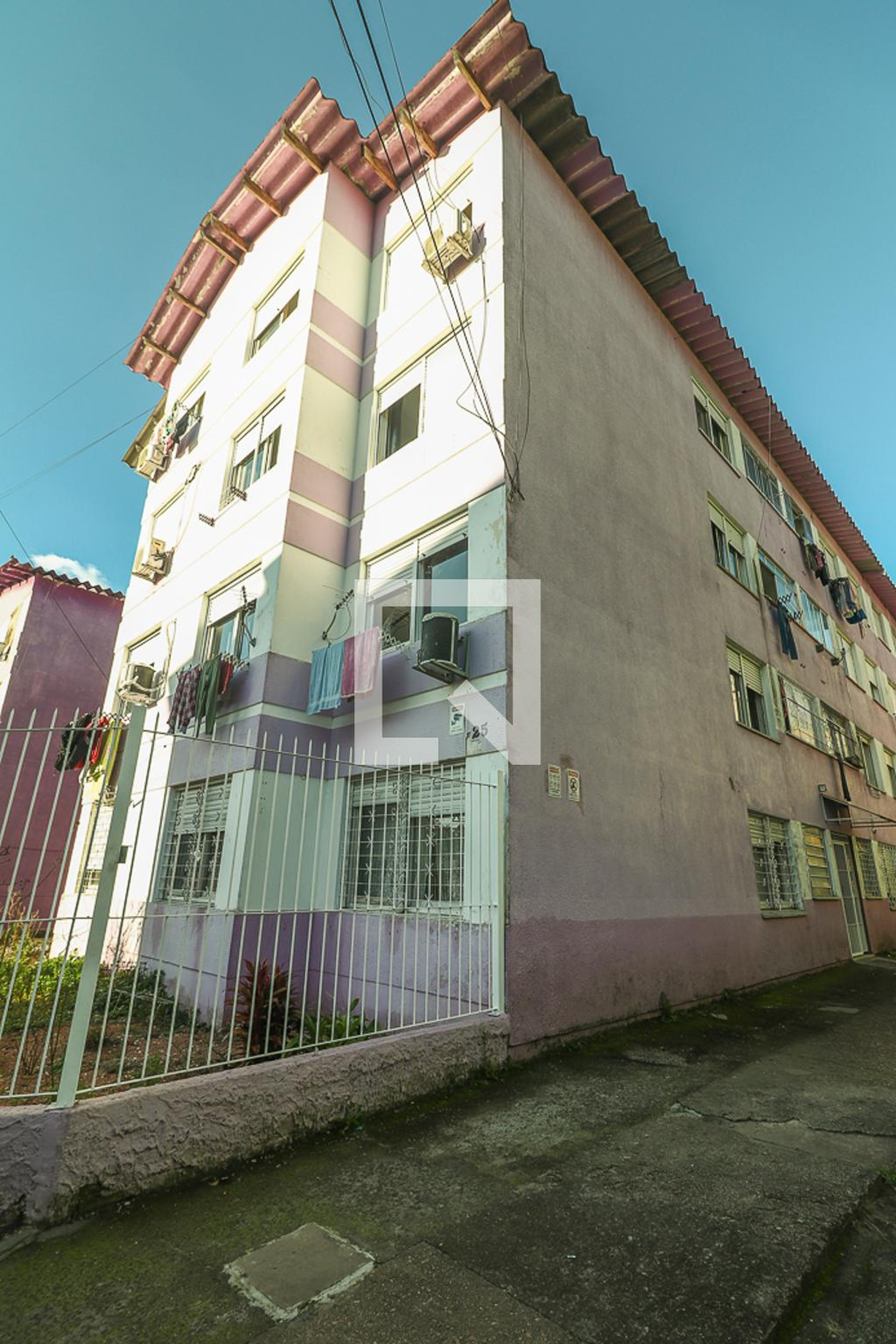 Fachada Condomínio em Rua Saturnino Vanzelotti, 25