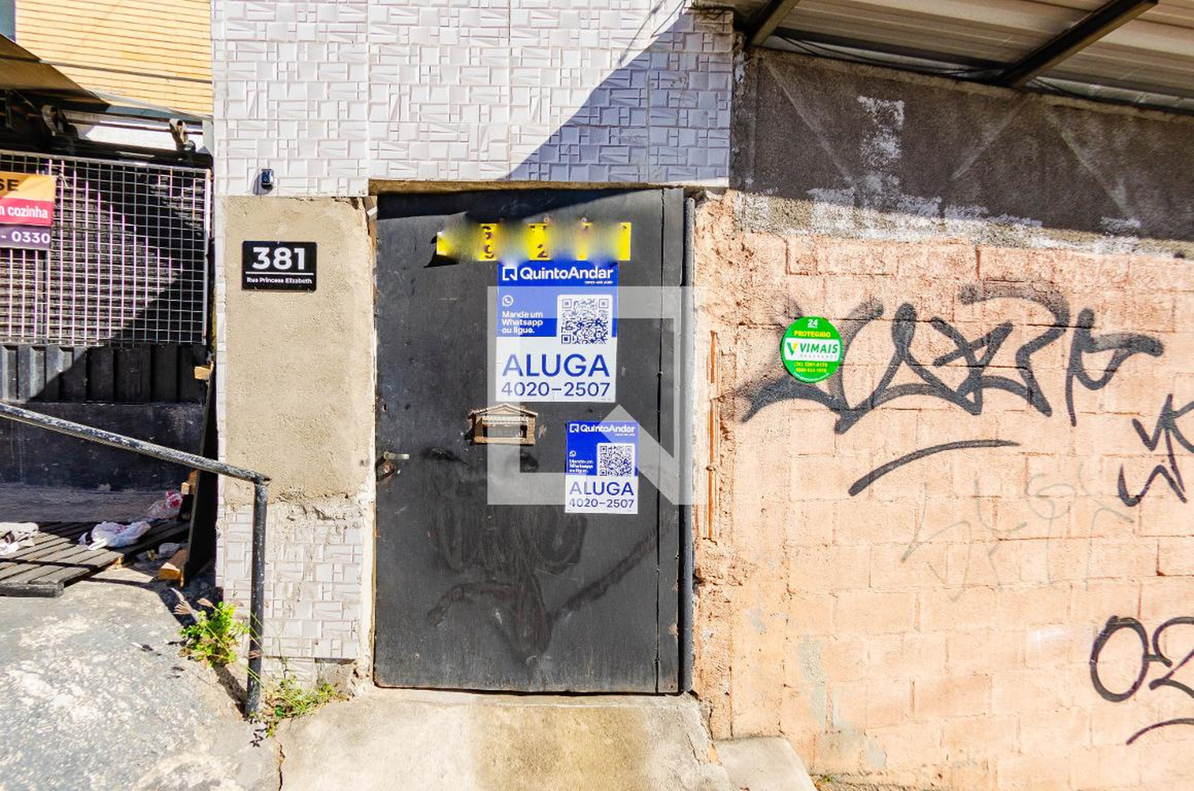 Fachada Condomínio em Rua Princesa Elizabeth, 381