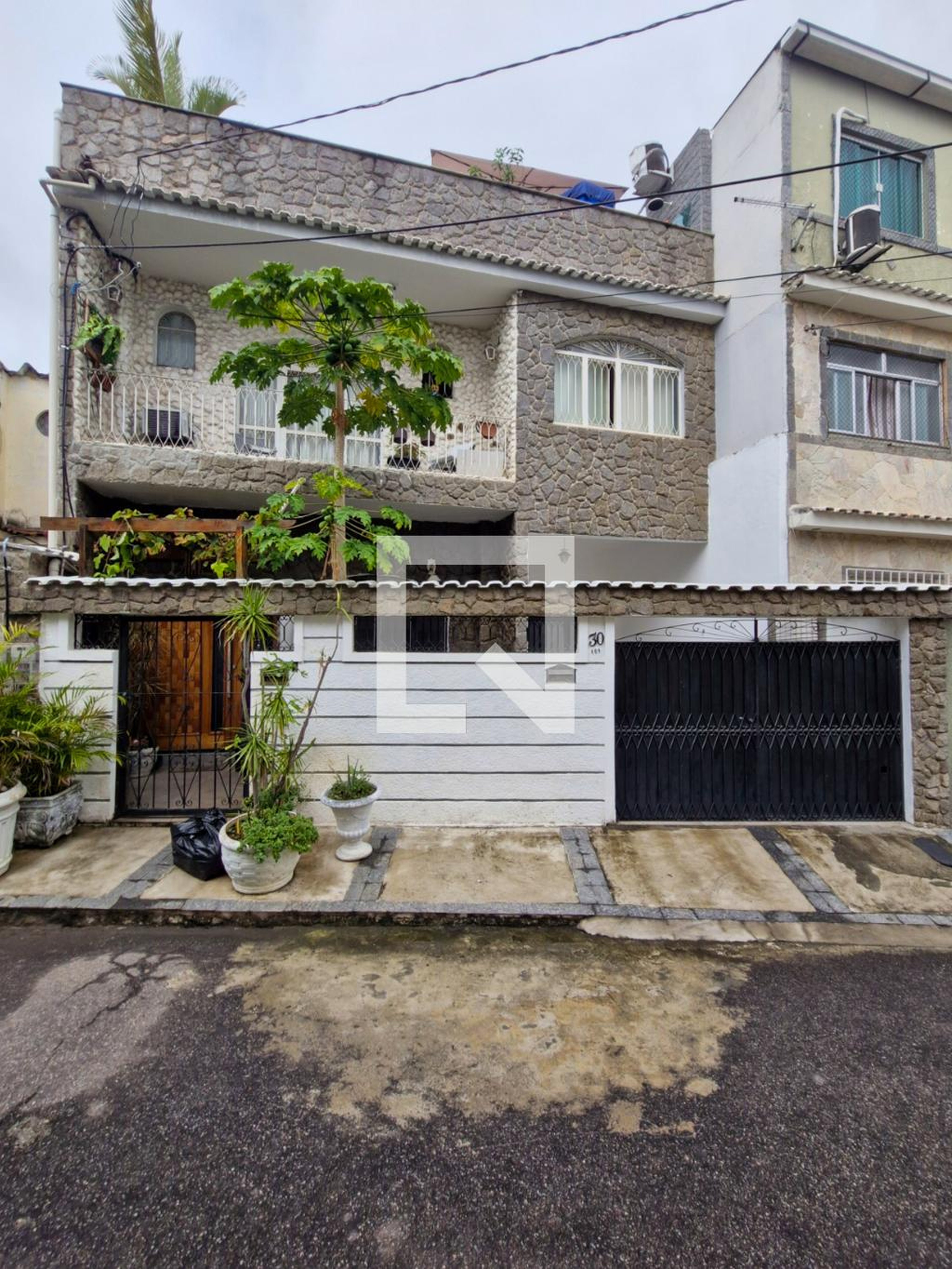 Fachada do Prédio Condomínio em Estrada Henrique de Melo, 844