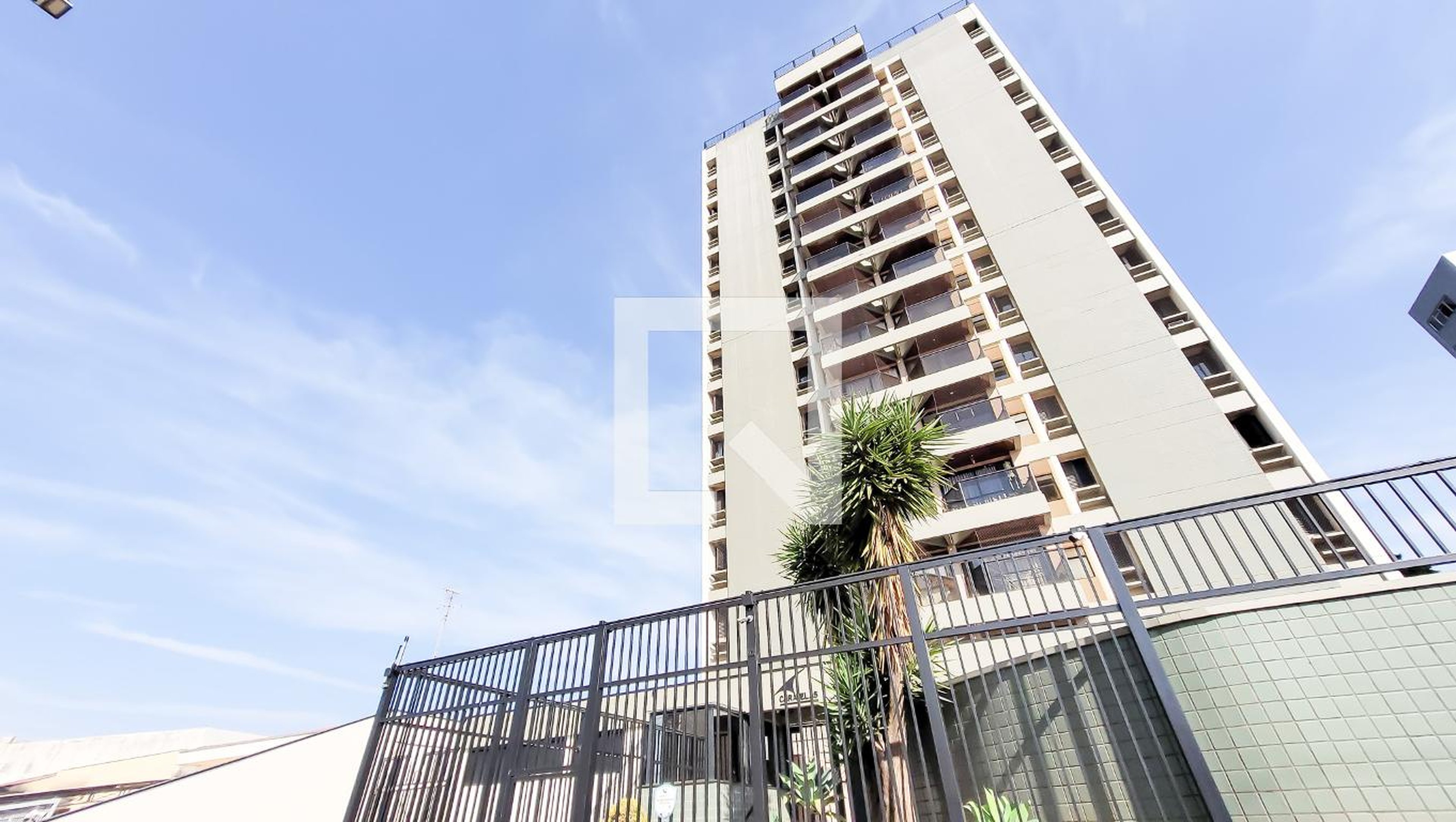 Fachada Condomínio em Rua Dona Ester Nogueira, 560