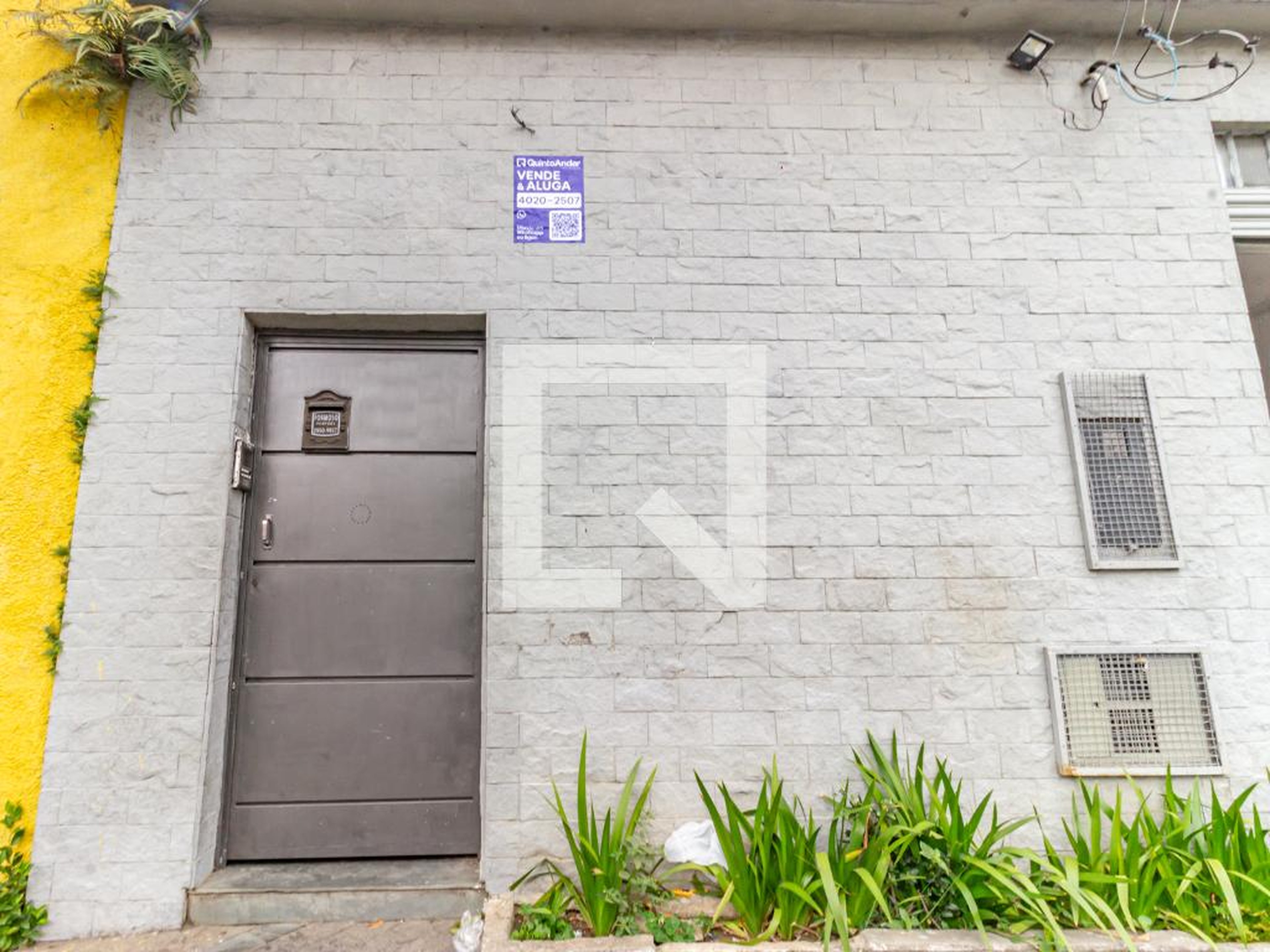 Fachada Condomínio em Rua Vitor Airosa, 273