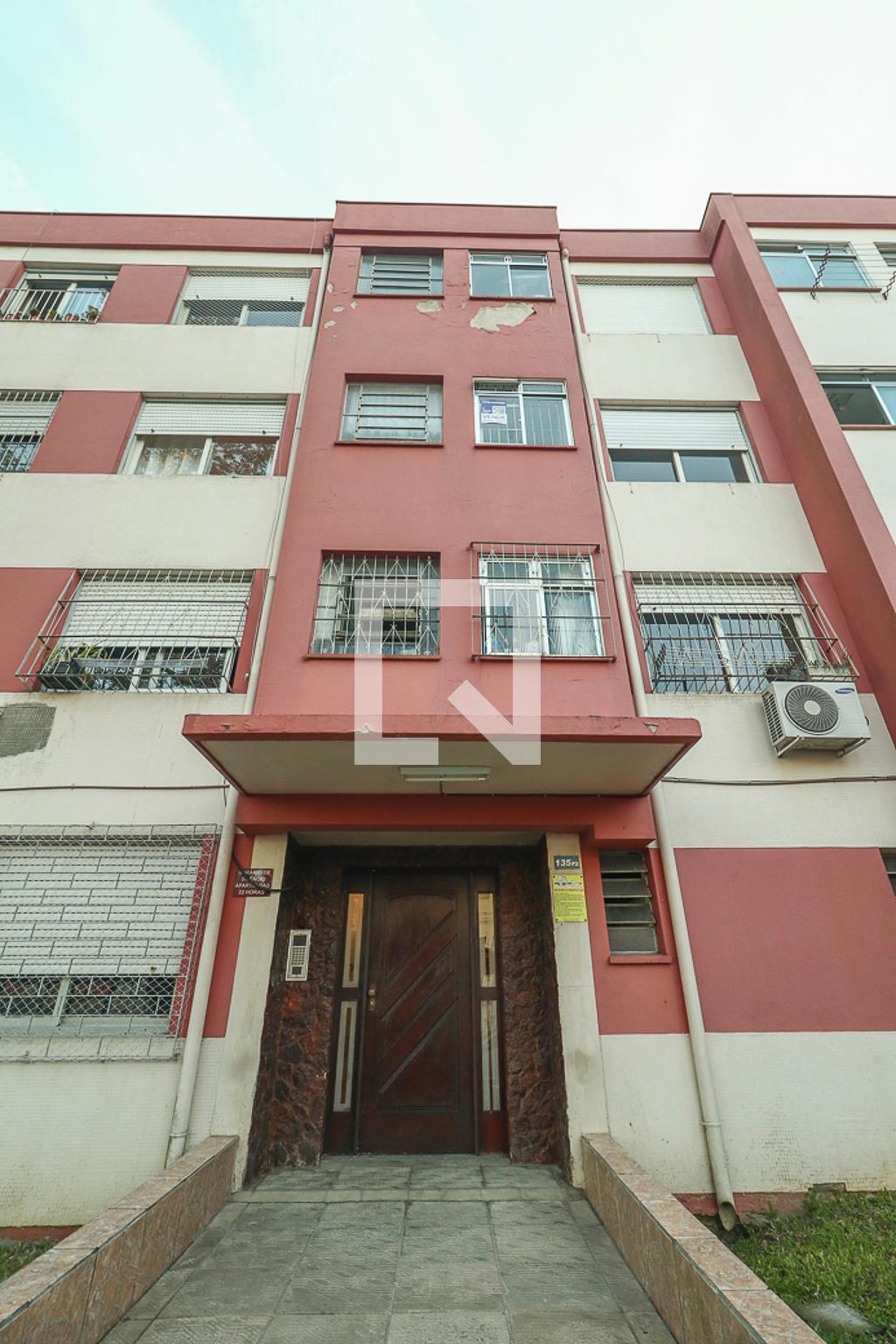 Fachada Condomínio em Rua Doutor Carlos Maria Bins, 135