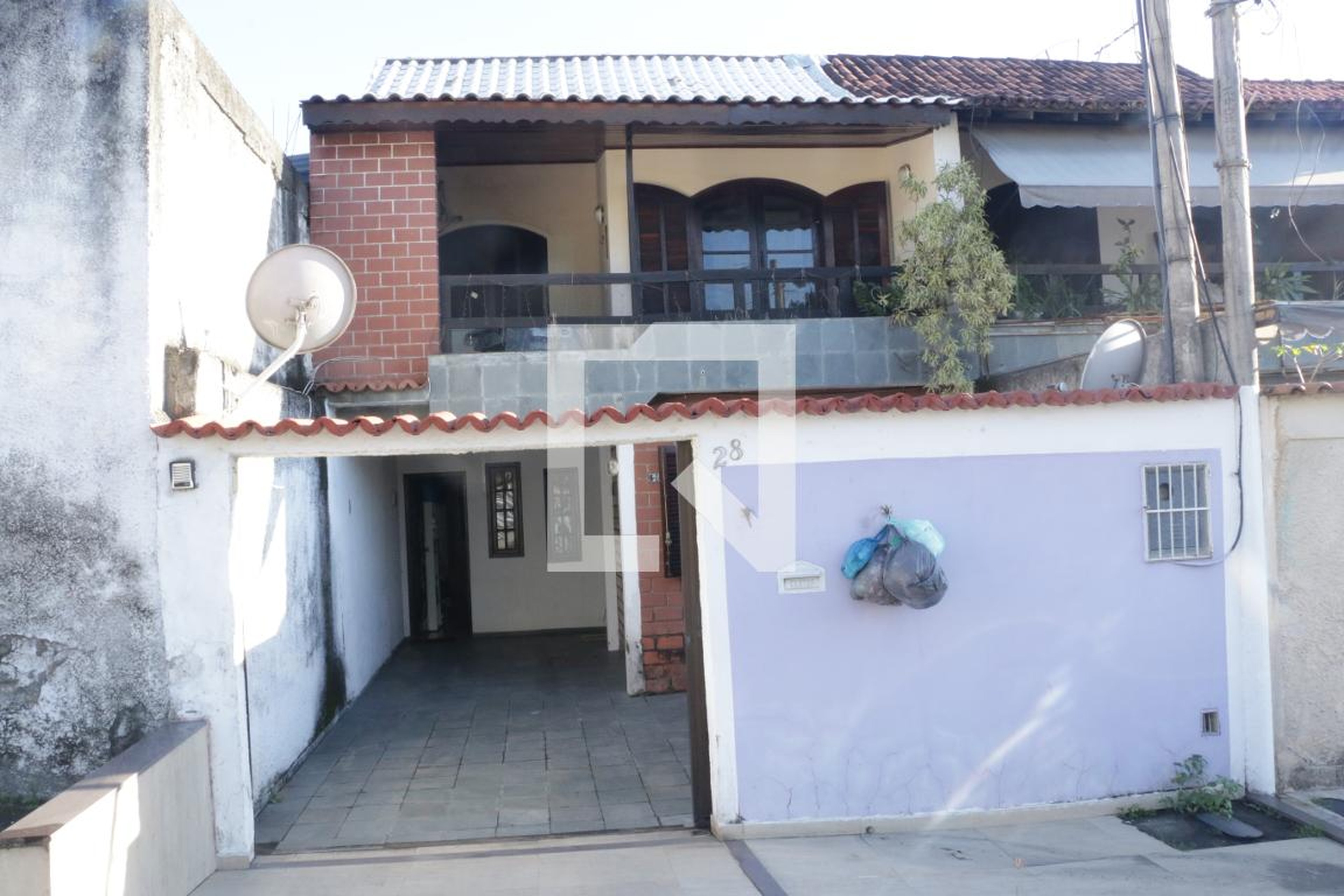 Fachada Condomínio em Rua Irmãos Maurício, 28