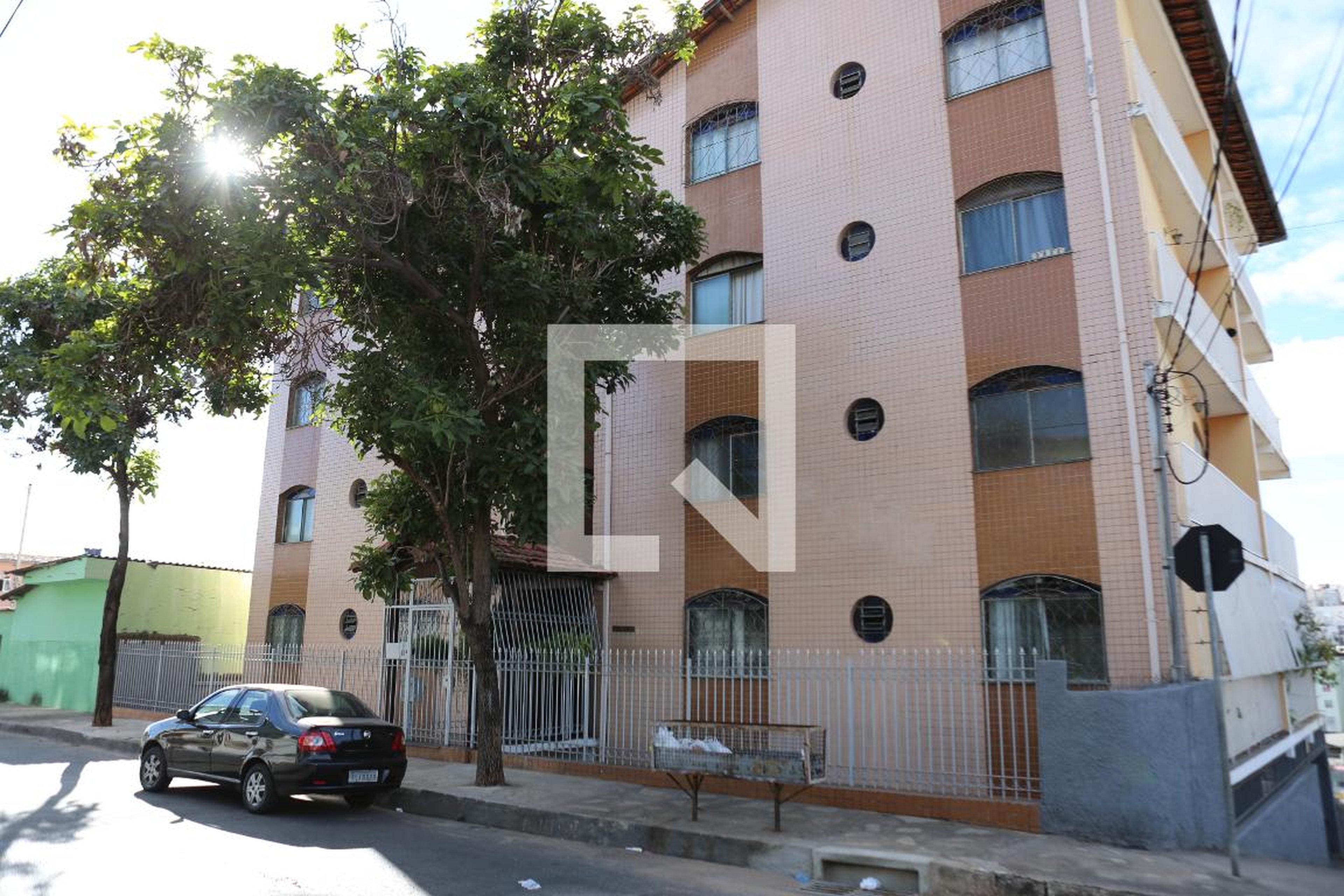 Fachada Condomínio em Rua Acácias, 1860