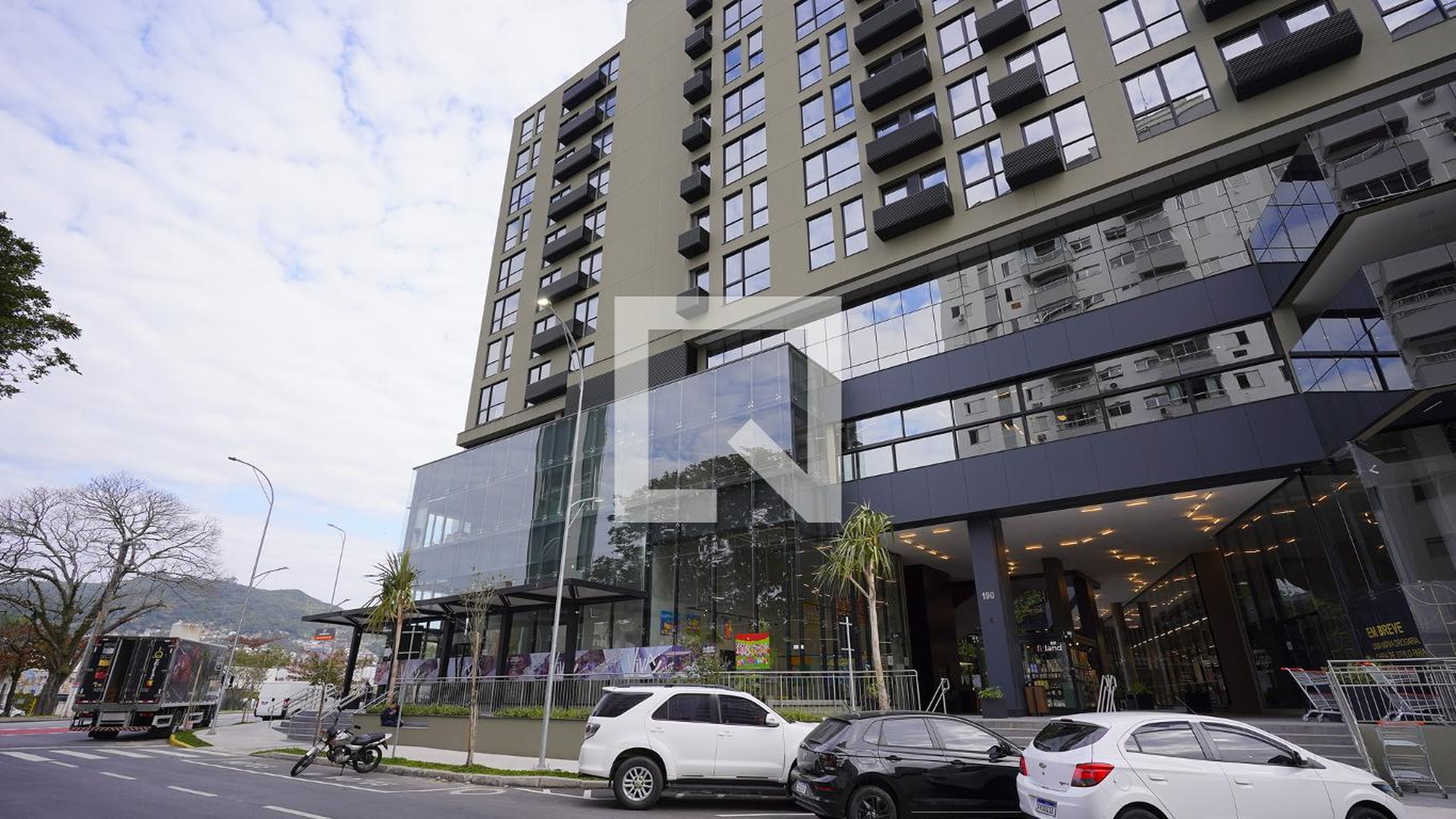 Fachada Condomínio em Rua Professor Simão José Hess, 190