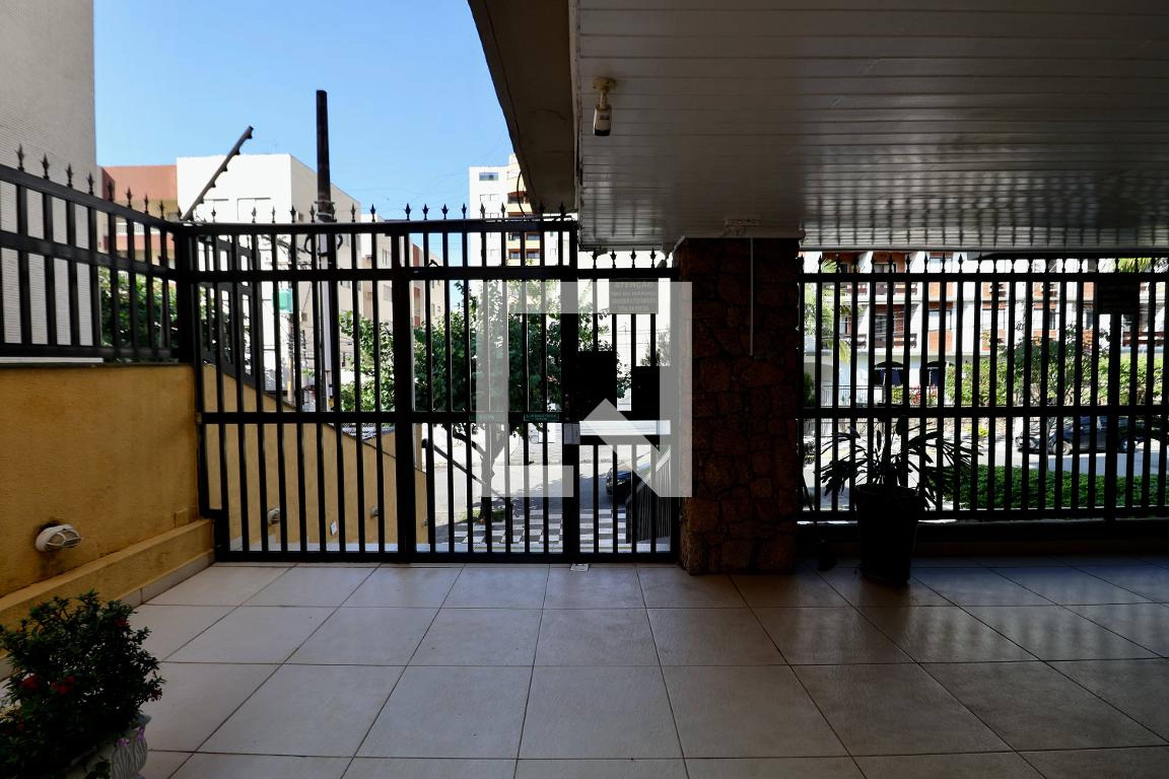 Fachada Condomínio em Rua Campos Sáles, 191