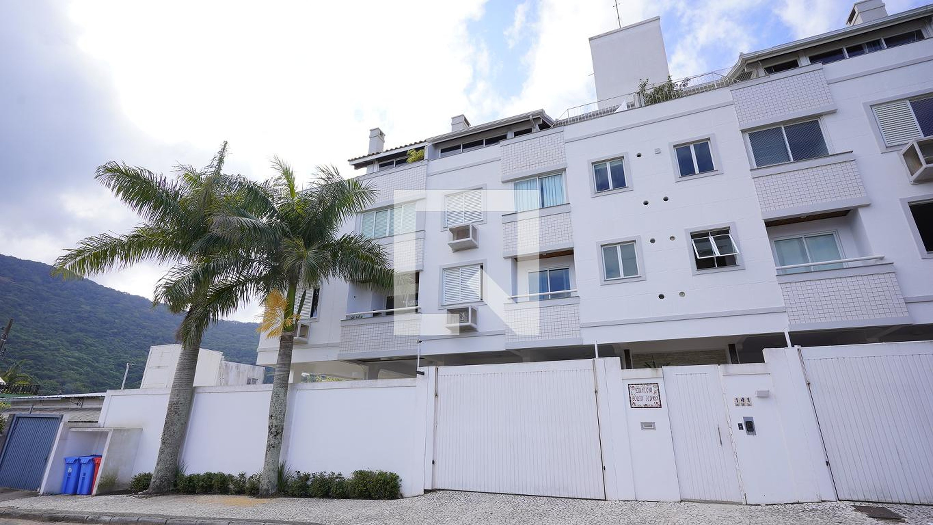 Fachada Condomínio em Rua Crisógono Viêira da Cruz, 141