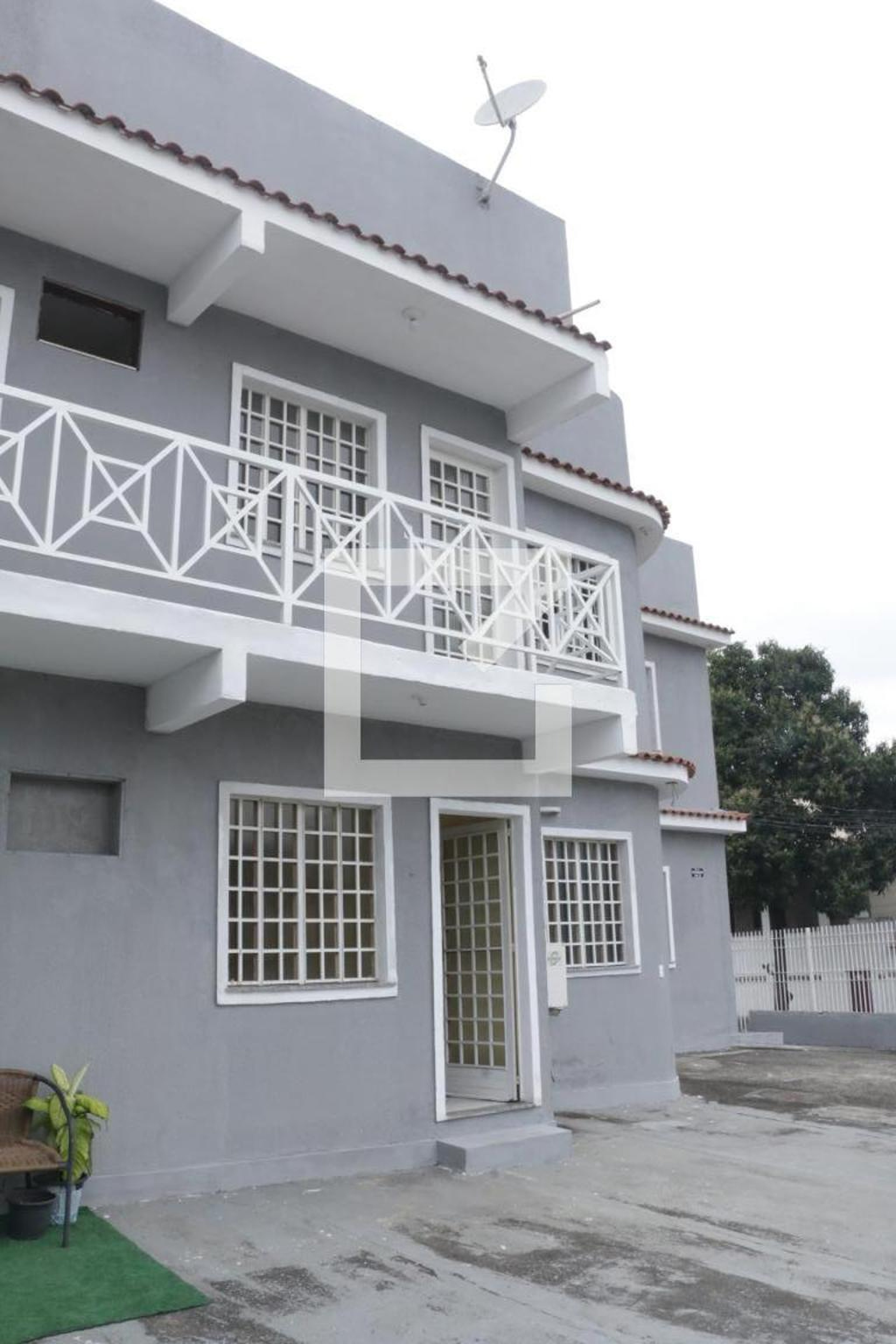 Fachada Condomínio em Rua Paranaguá, 8