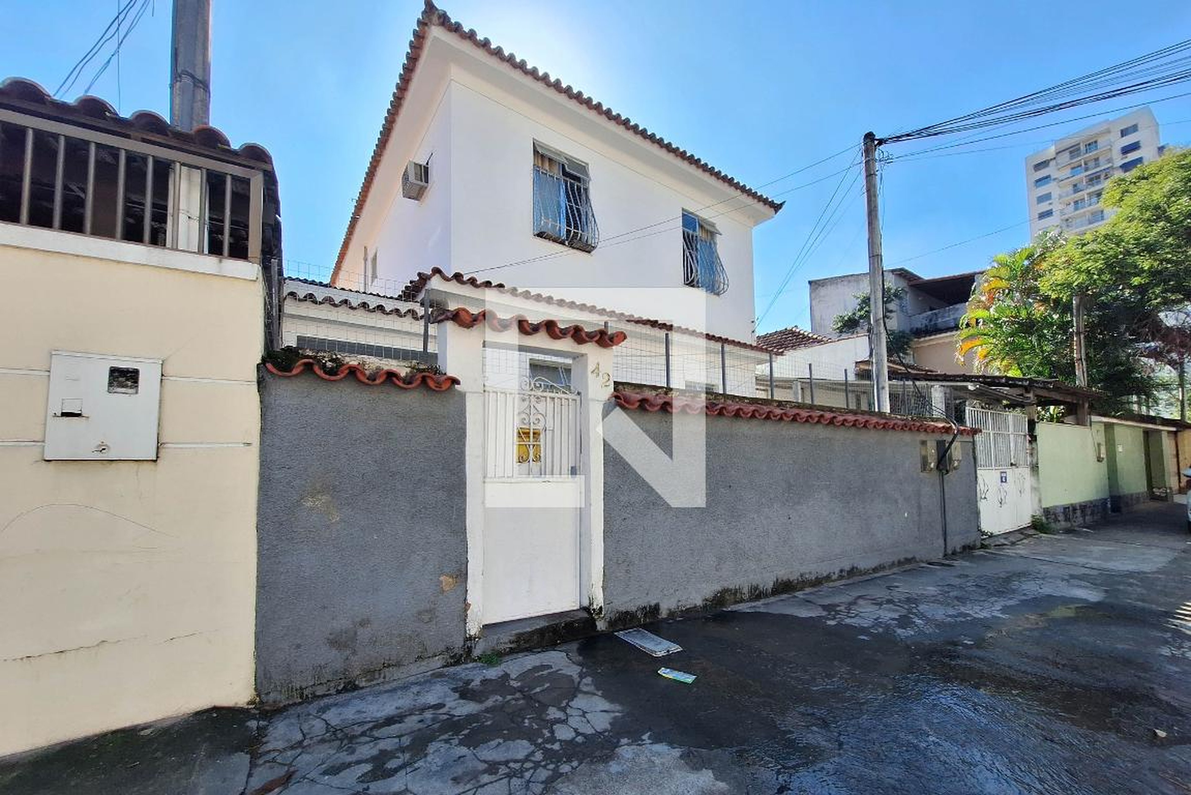 Fachada Condomínio em Rua Valdir Cabral, 42