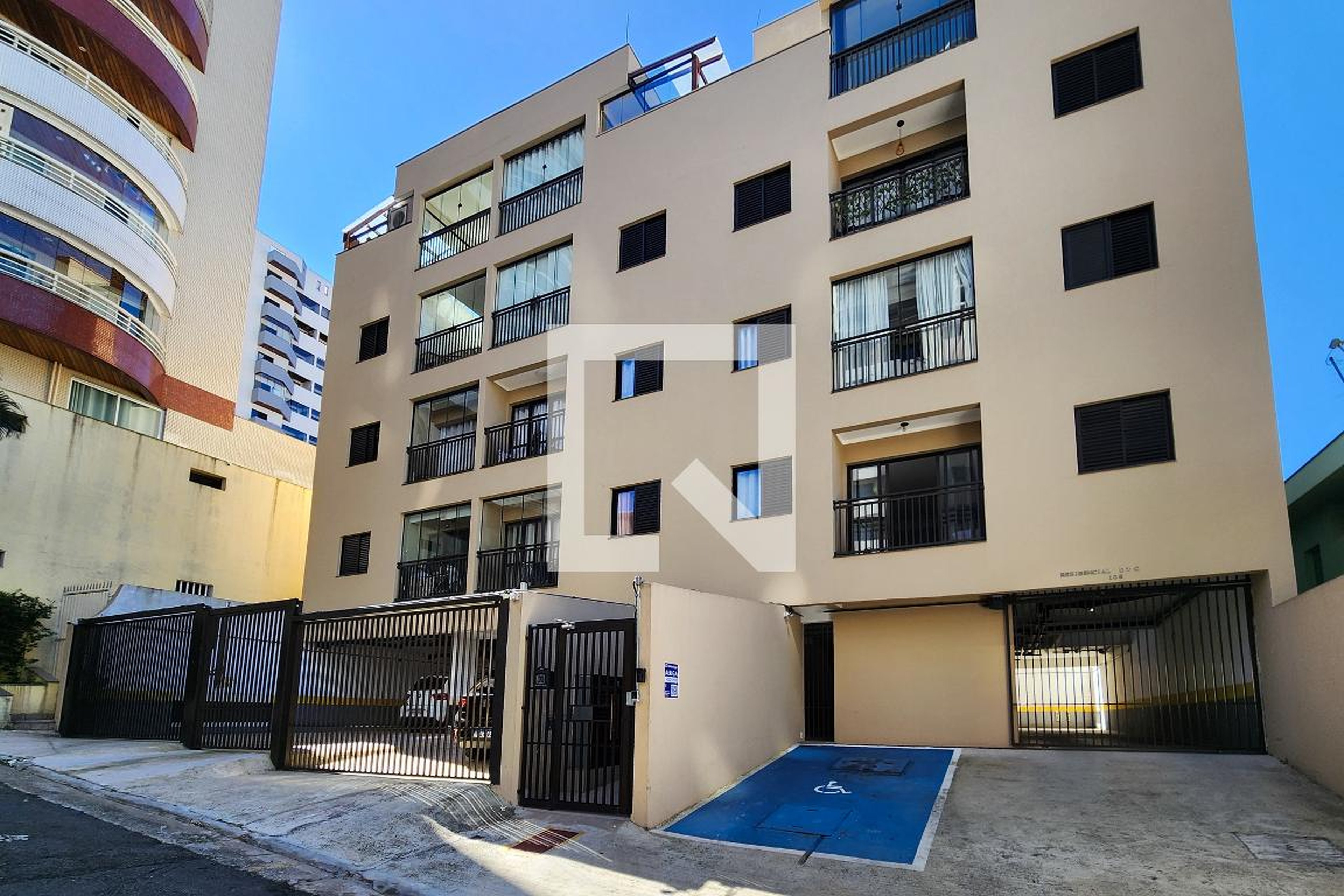 Fachada do Condomínio Condomínio em Rua Roberto Coppini, 108