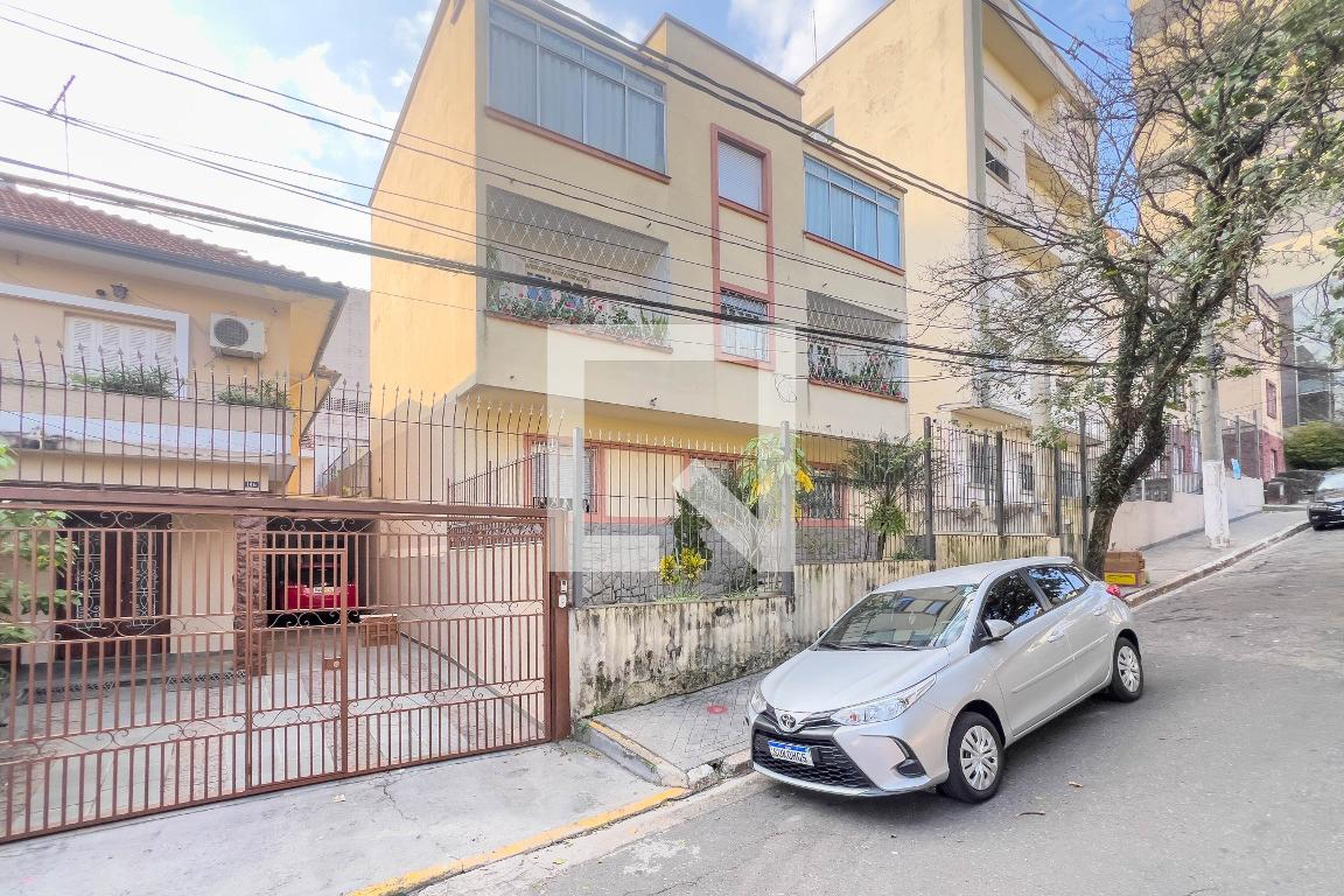 Fachada Condomínio em Rua Professor Sud Mennucci, 136