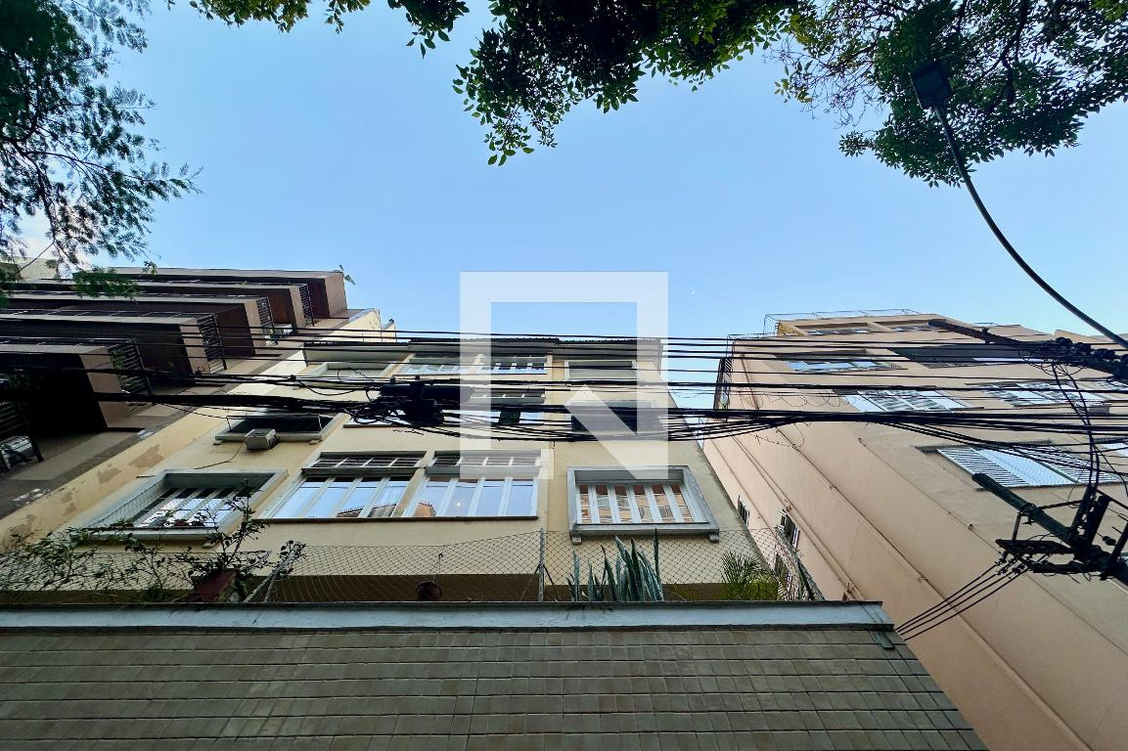 Fachada Condomínio em Rua Professor Ortiz Monteiro, 104