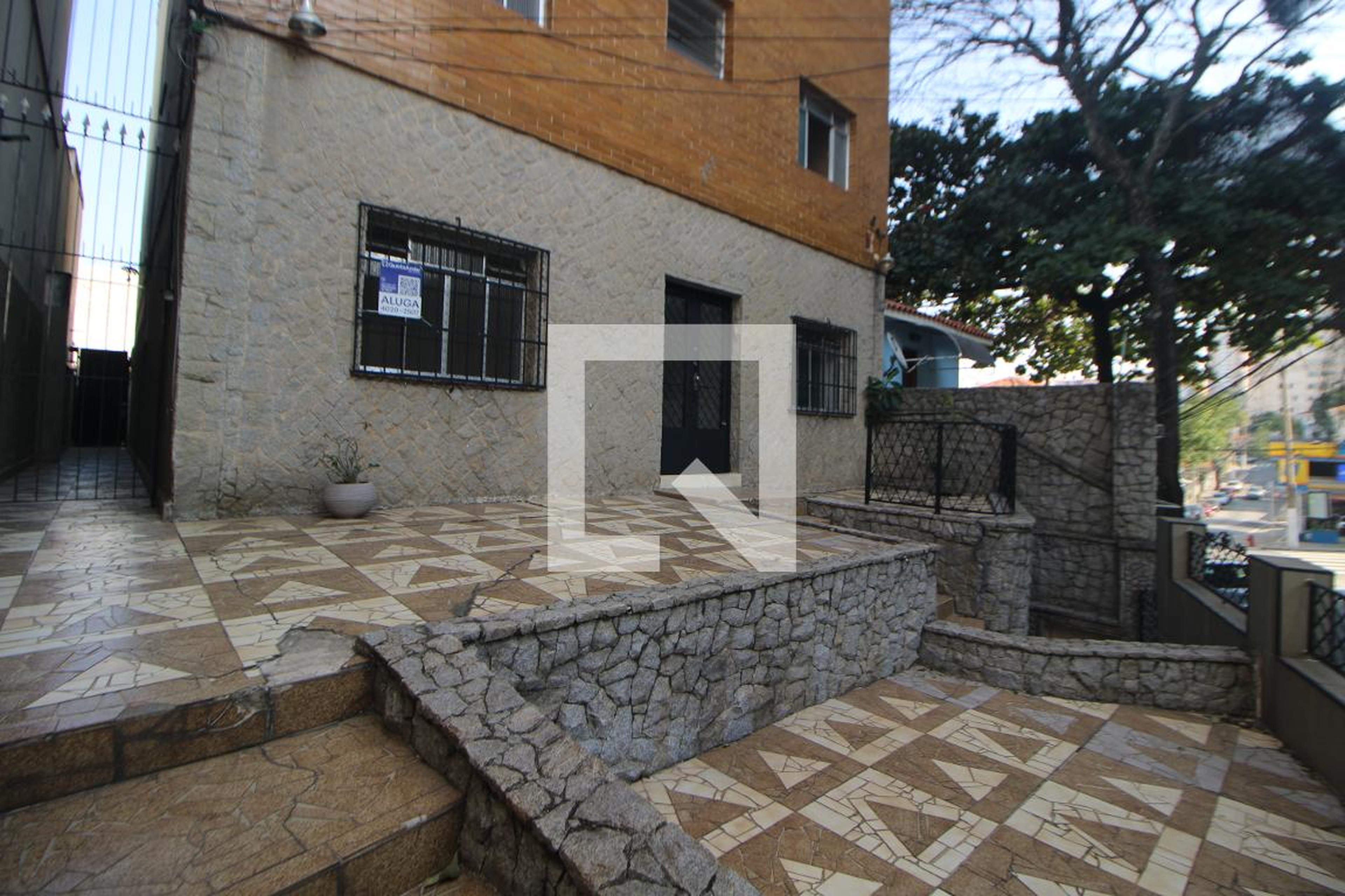 Fachada Condomínio em Rua Outeiro da Cruz, 161