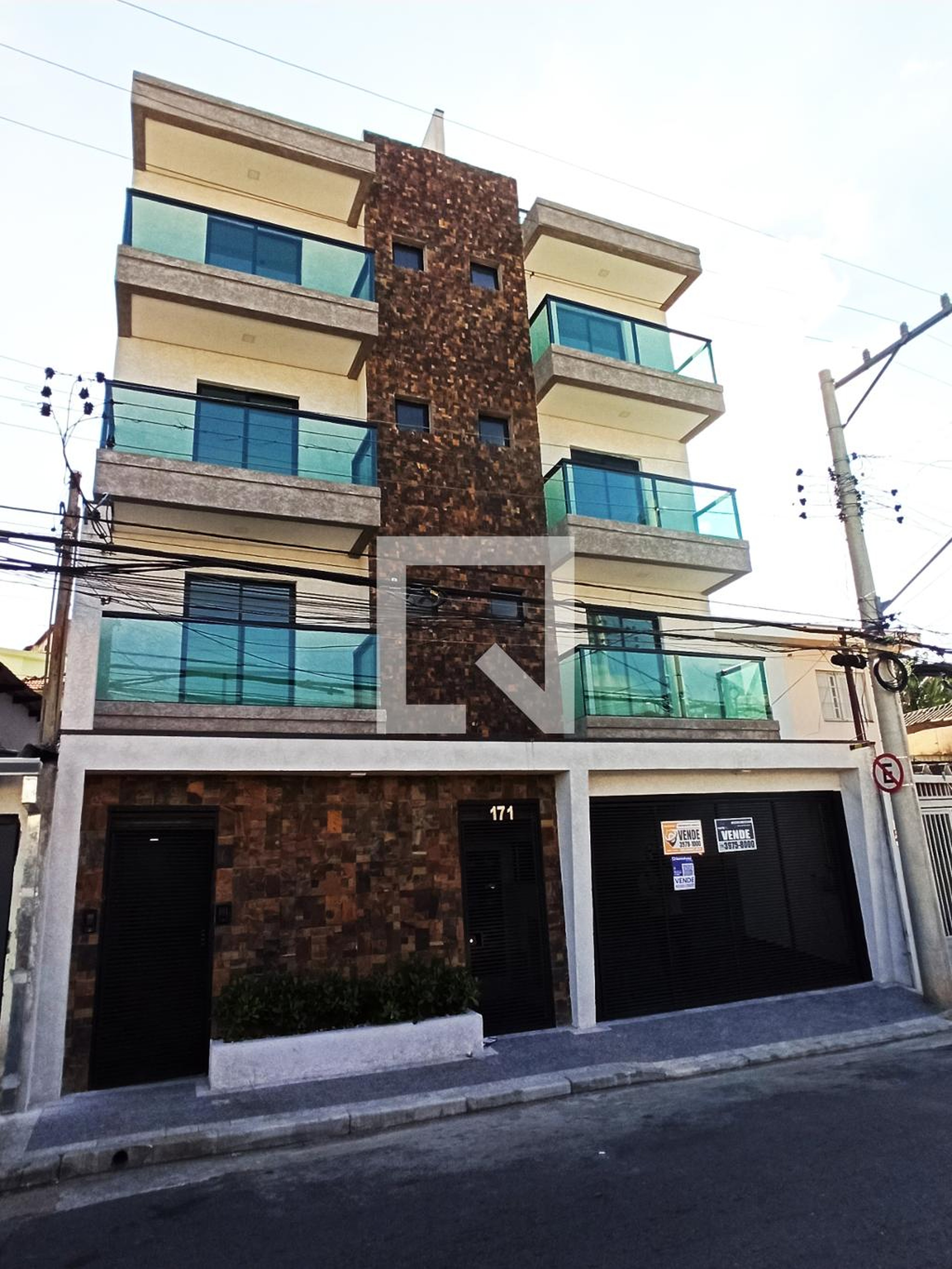 Fachada do Prédio Condomínio em Rua Constantino Neri, 171