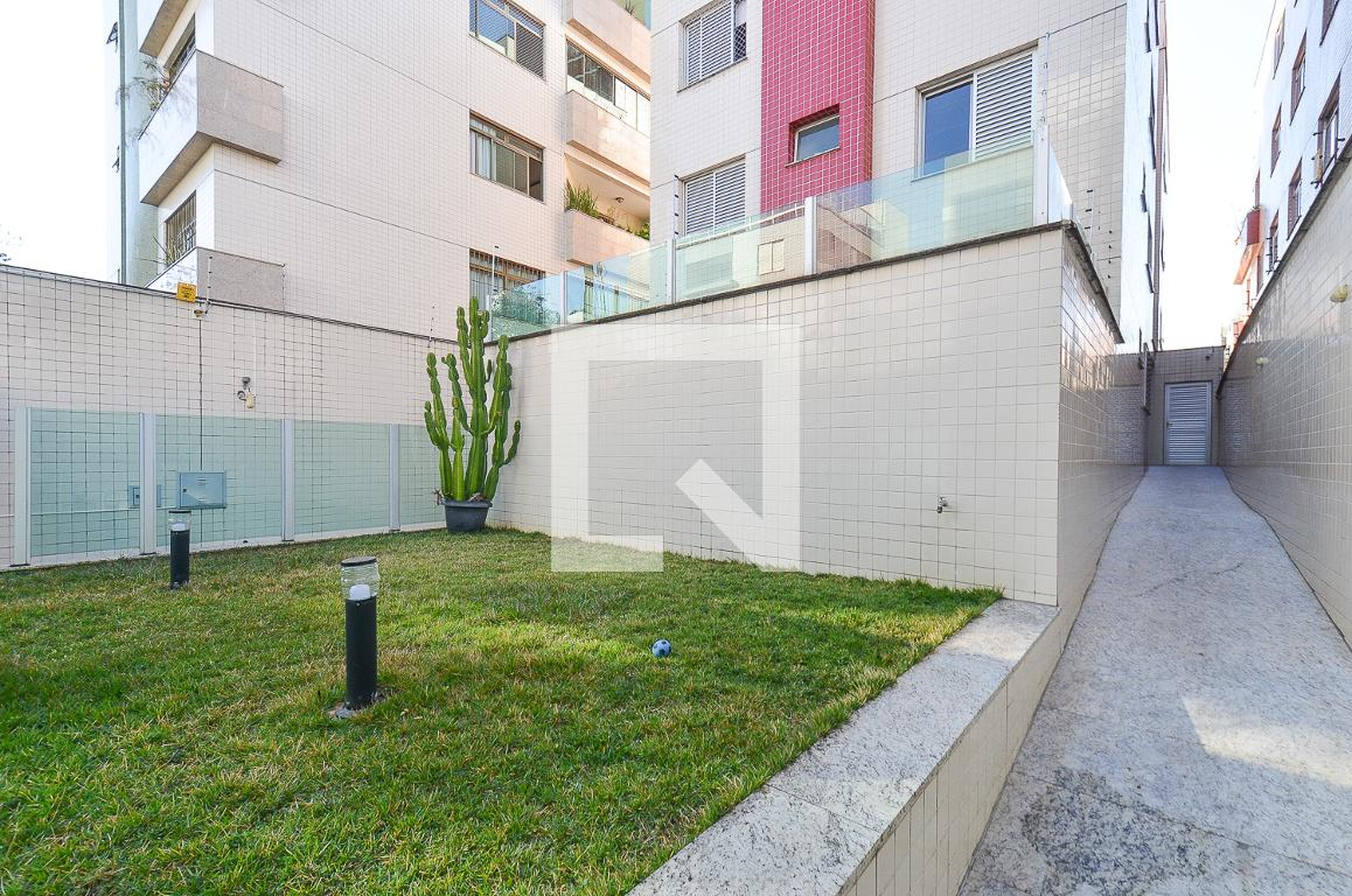 Entrada Condomínio em Rua Rubi, 397