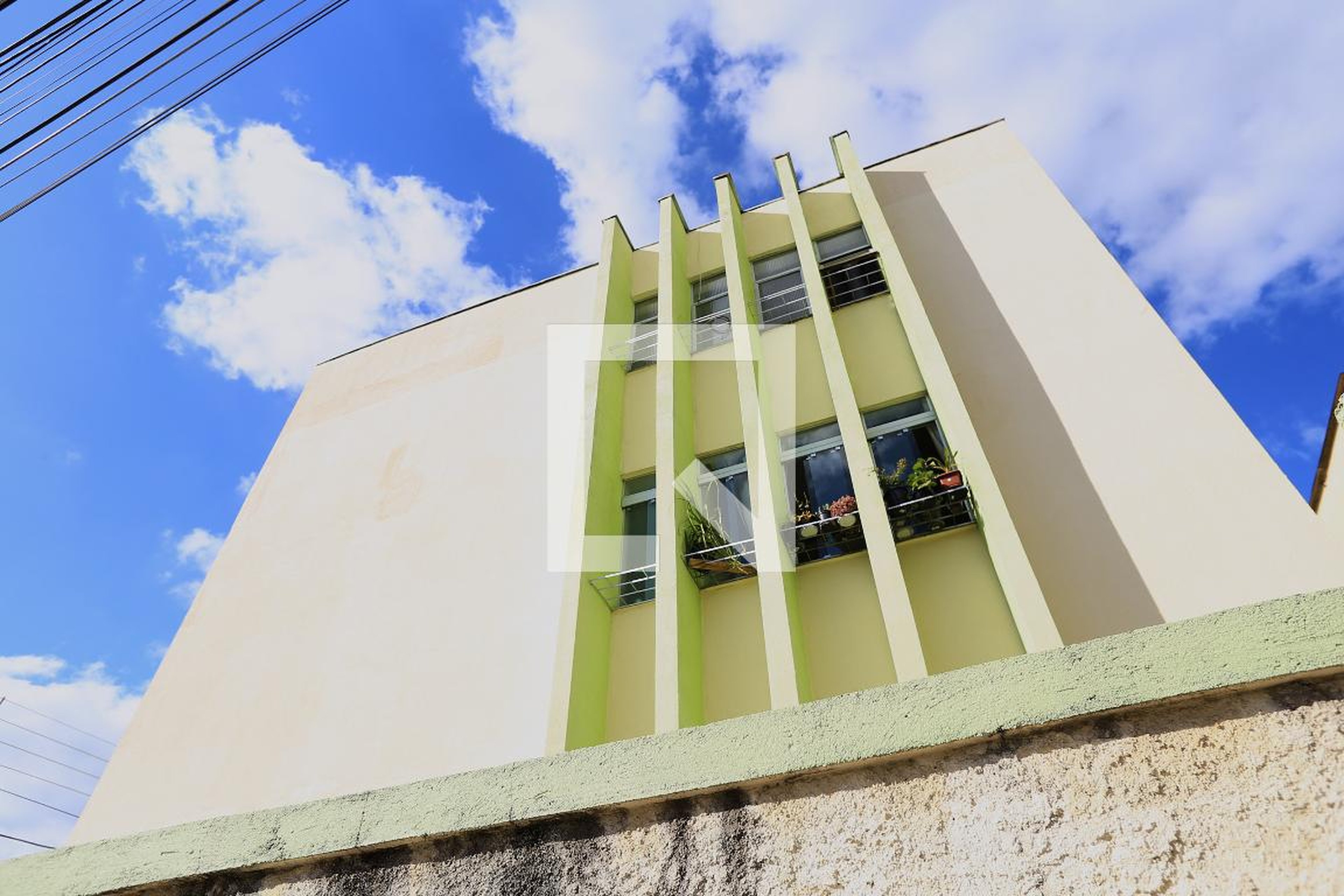 Fachada Condomínio em Rua Tocaios, 506