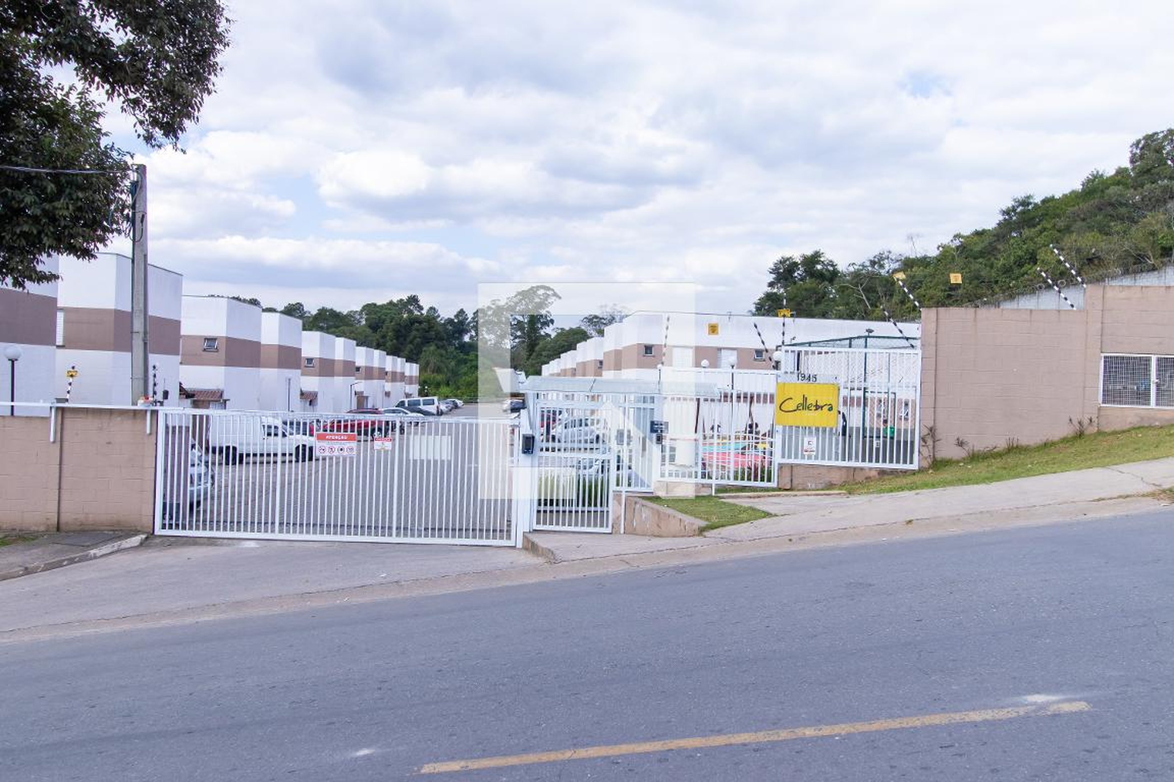 Fachada do condomínio Condomínio Cellebra Cotia