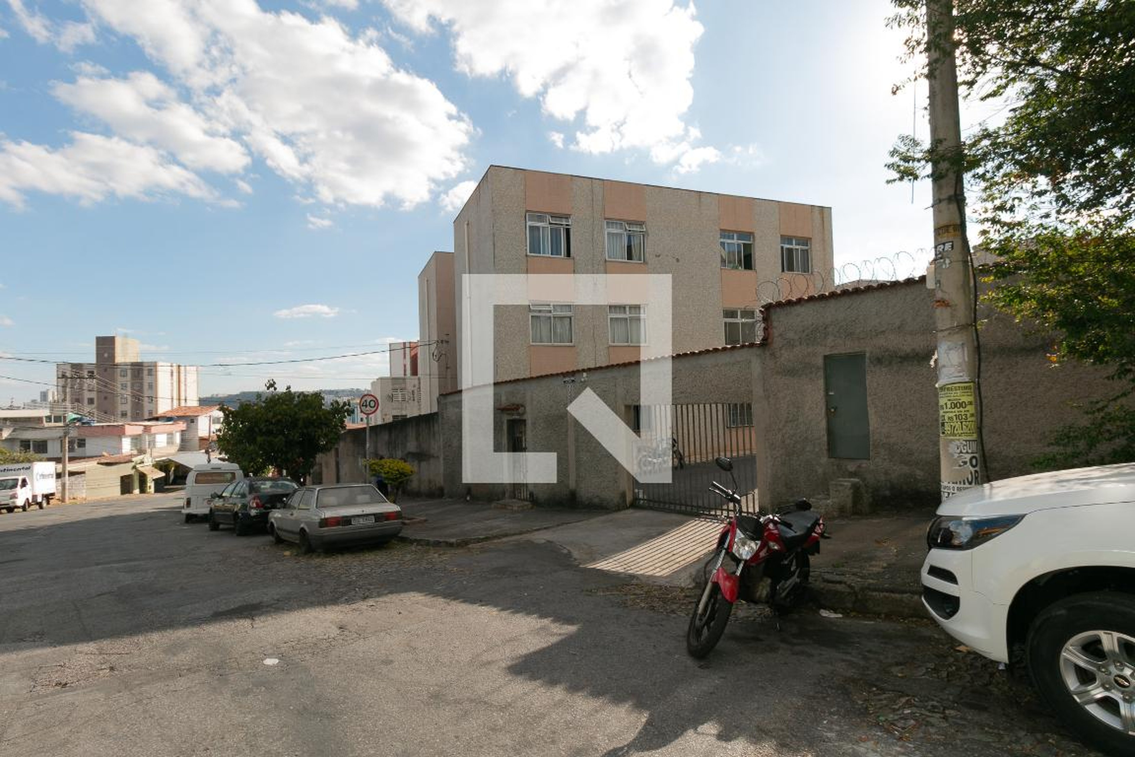 Fachada Condomínio em Rua Henrique Diniz, 390