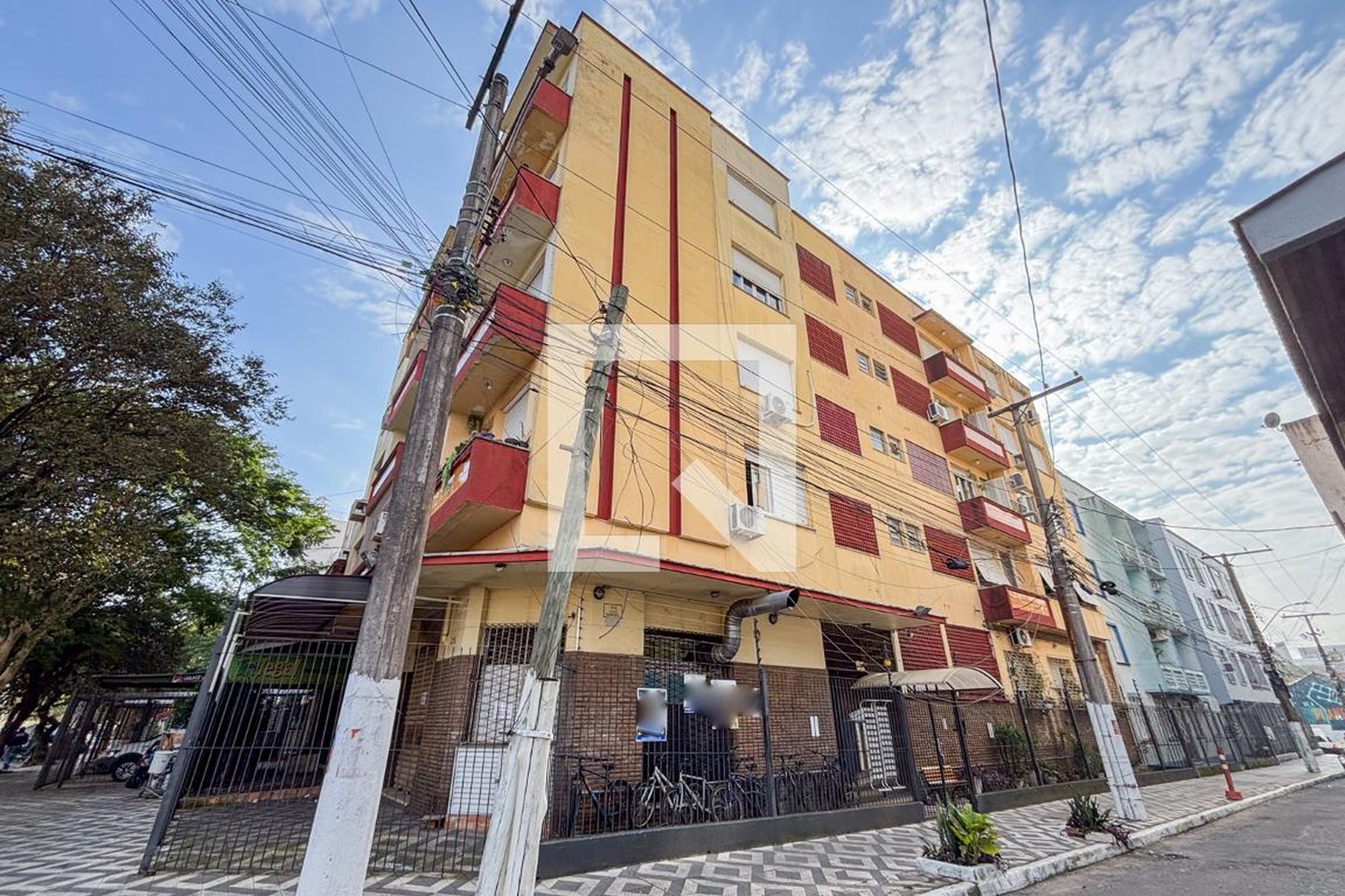 Fachada Condomínio em Rua Santana, 726