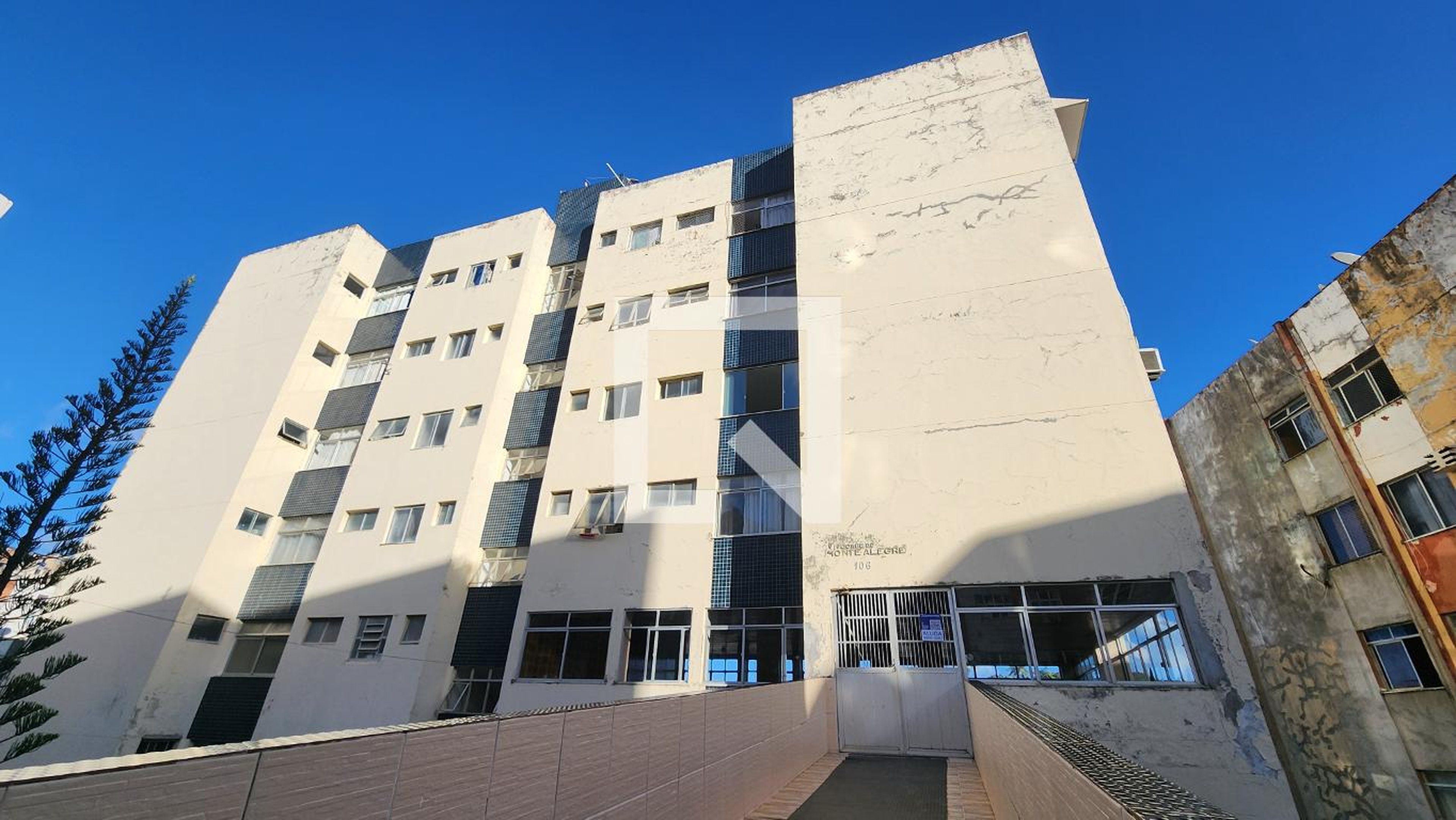 Fachada Condomínio em Rua Rogerio de Faria, 106