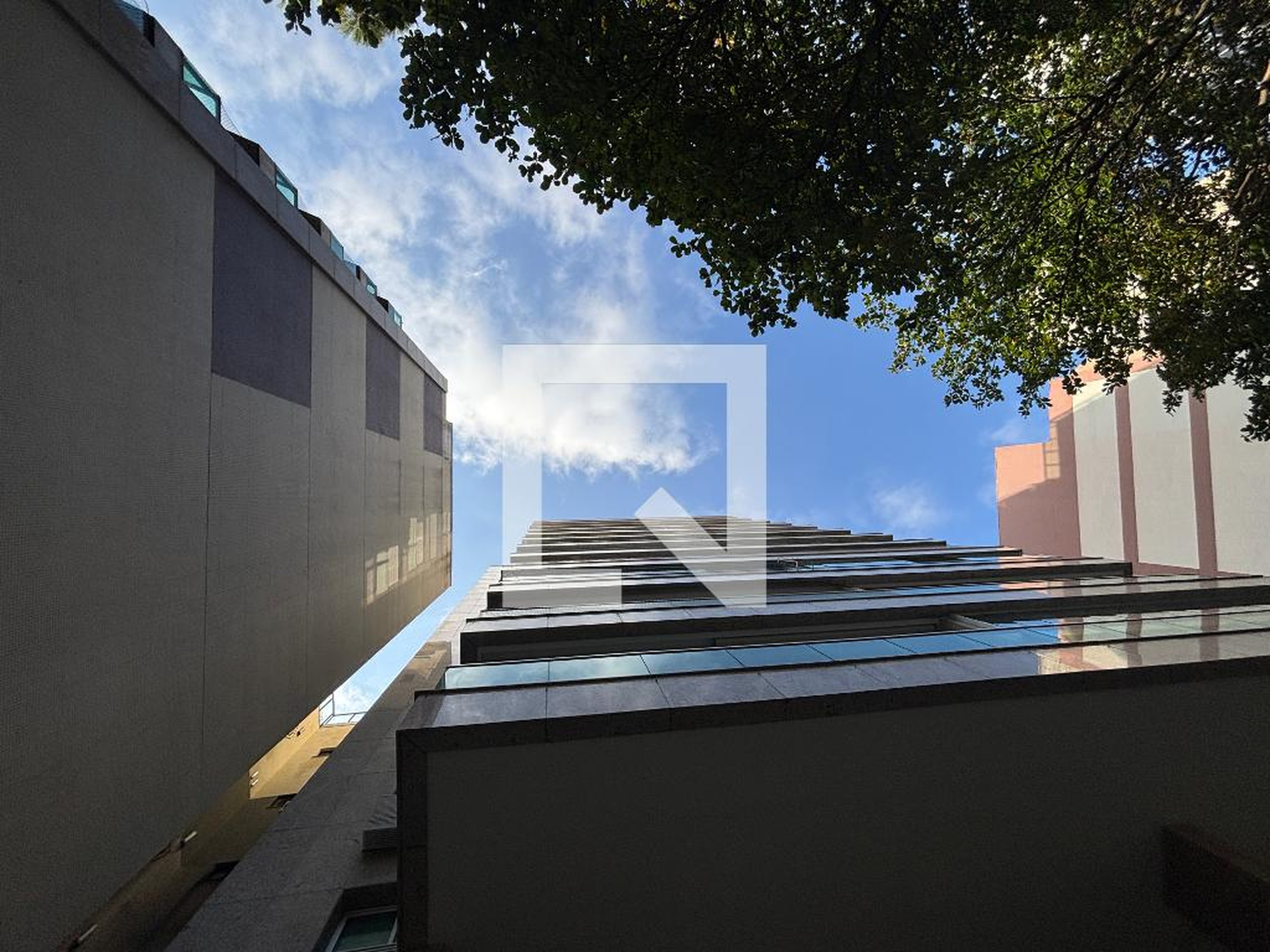 Fachada Condomínio em Rua João Líra, 42