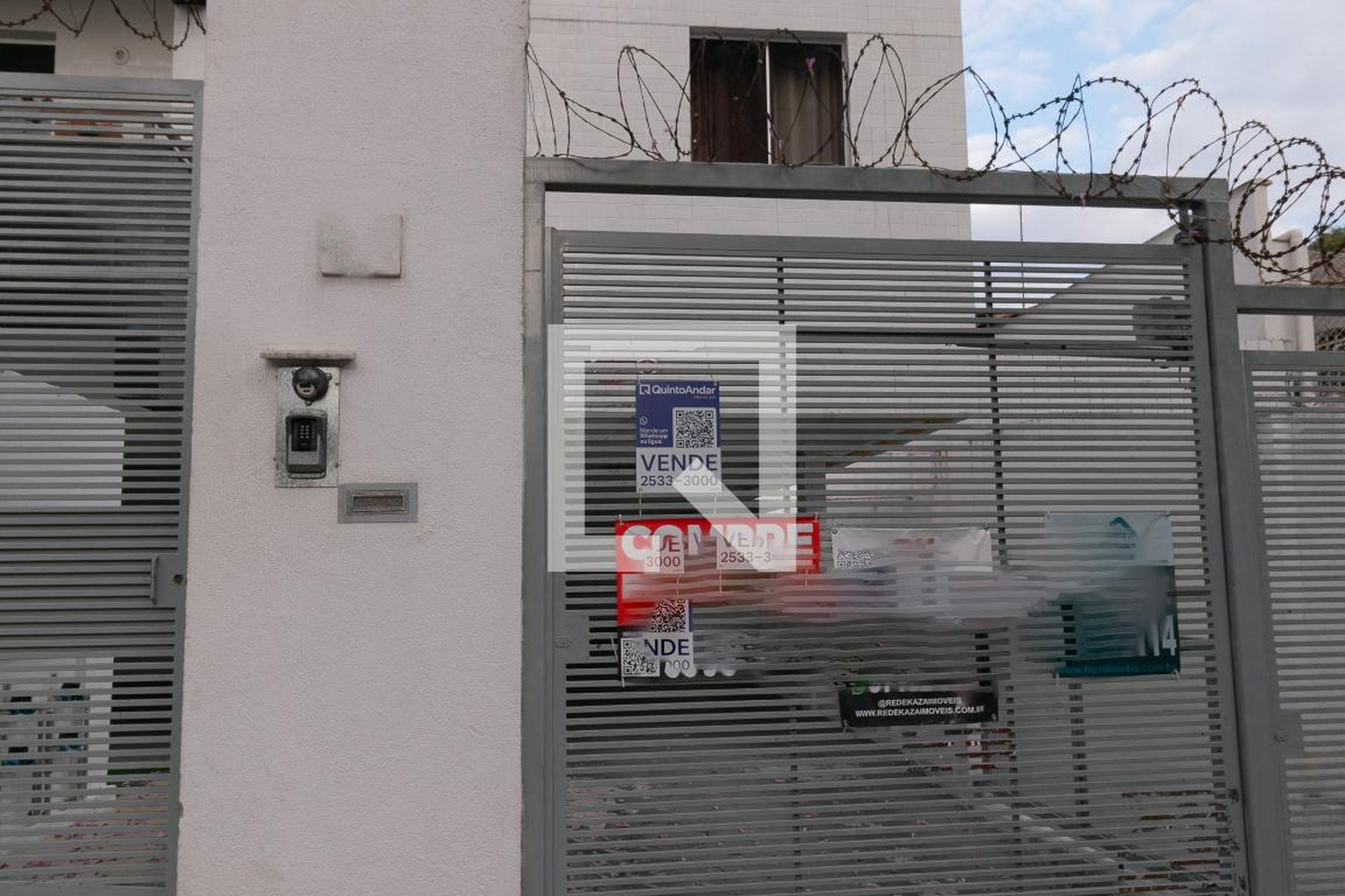 Fachada Condomínio em Rua José Oscár Barreira, 28