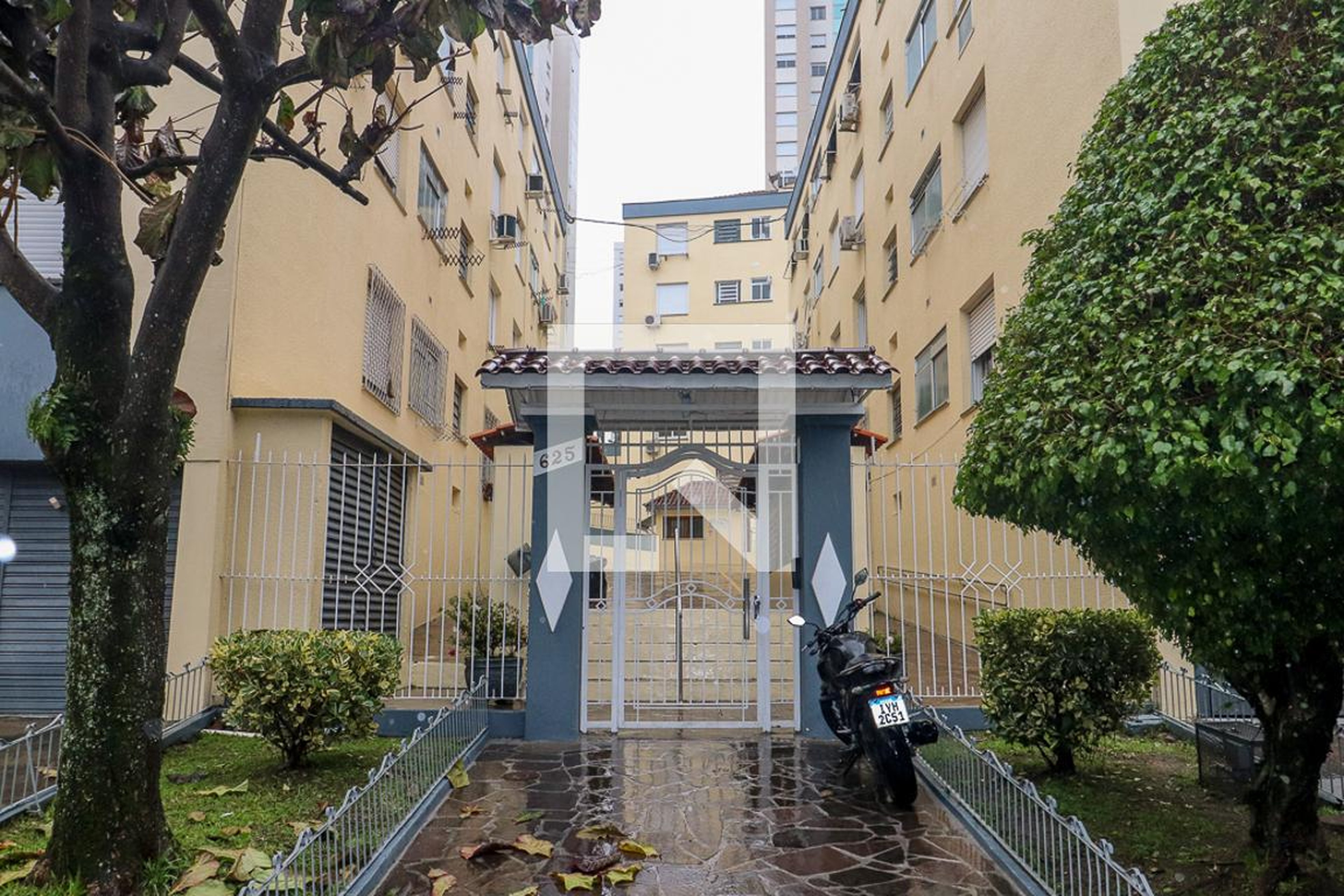 Fachada Condomínio em Rua Cipó, 565