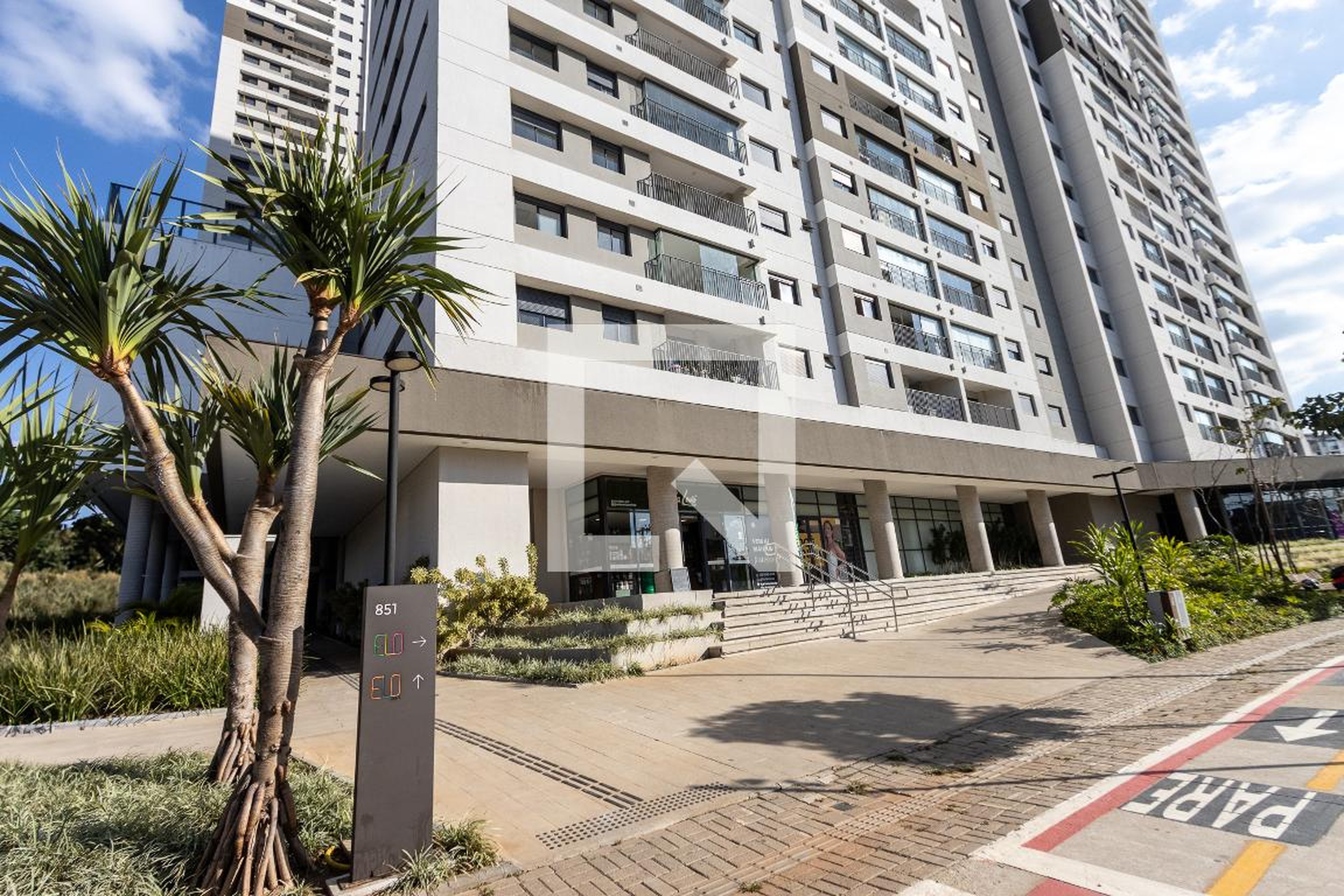 Fachada do Condomínio Condomínio Caminhos da Lapa