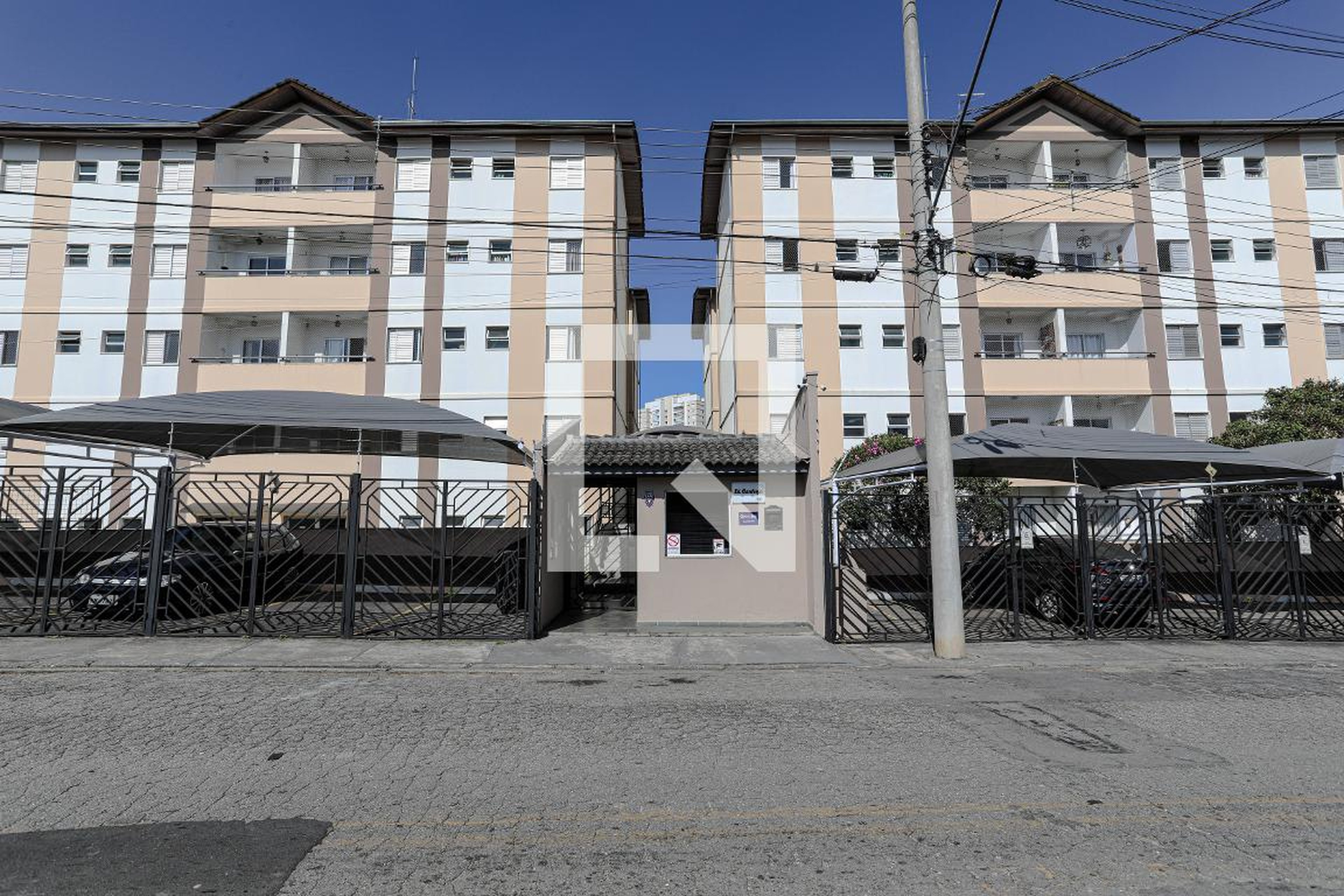 Fachada Condomínio em Rua Lourenço Vilar da Paz, 130