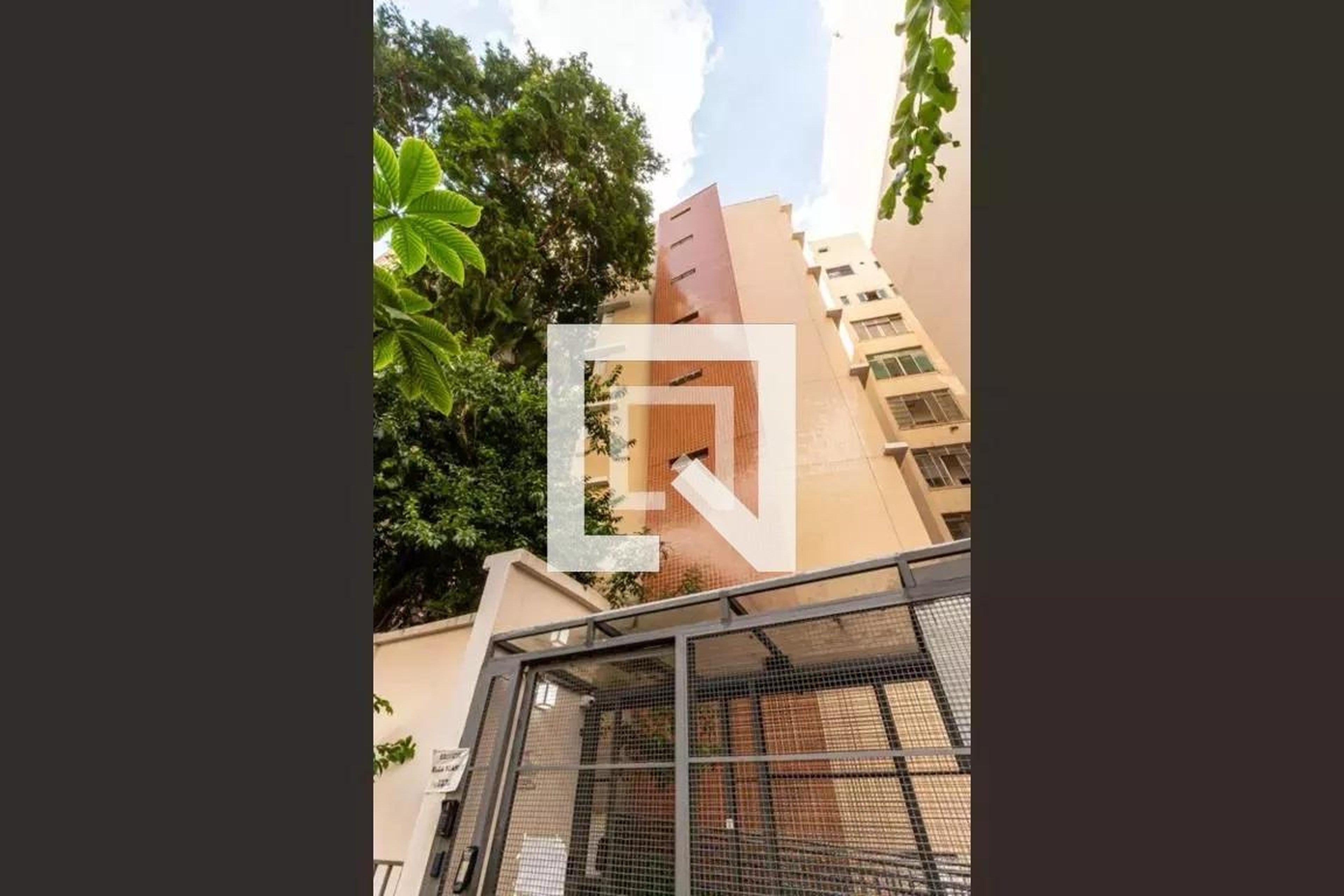 Fachada Condomínio em Rua das Palmeiras, 58