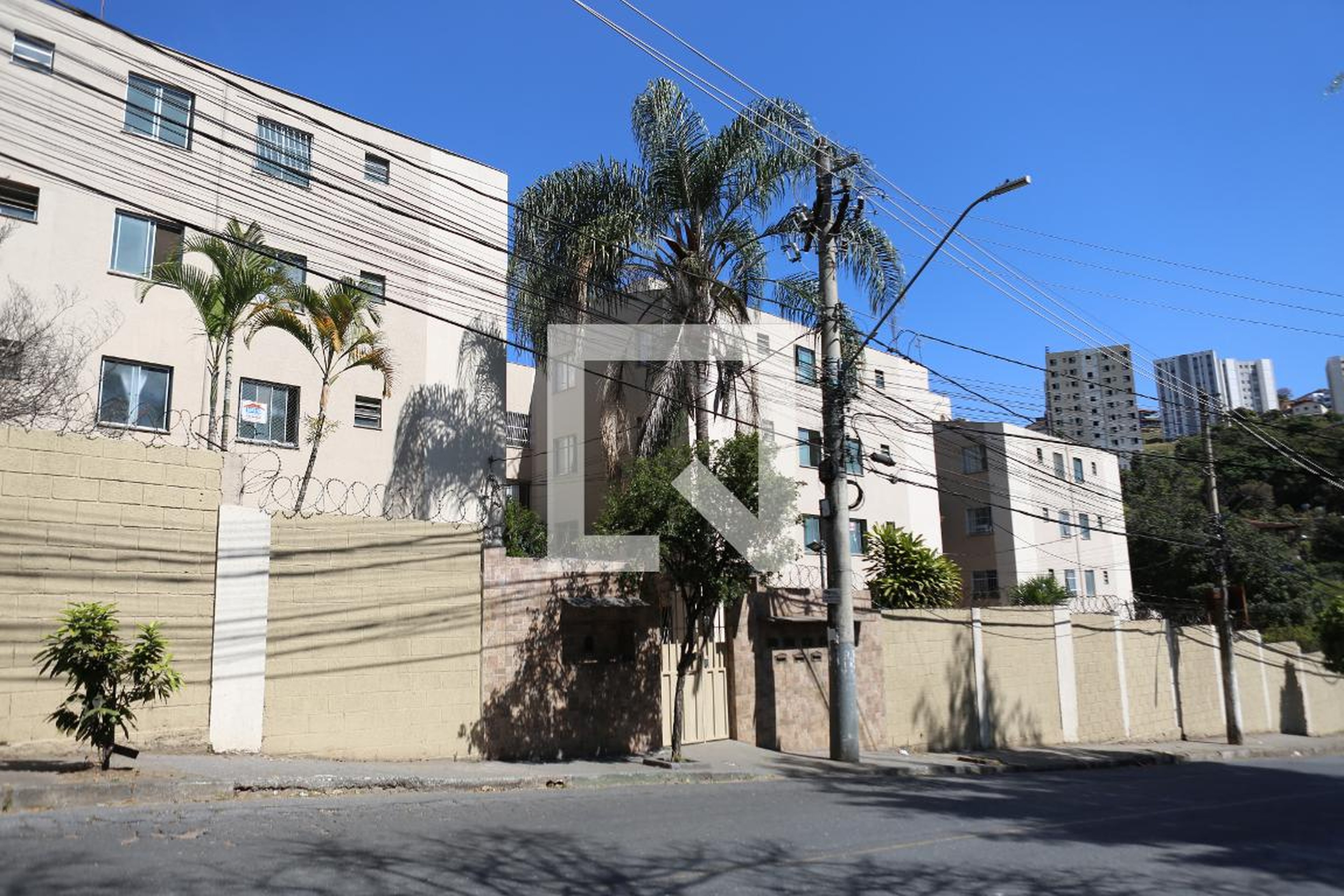 Fachada Condomínio em Rua Doutor Cristiano Rezende, 1042