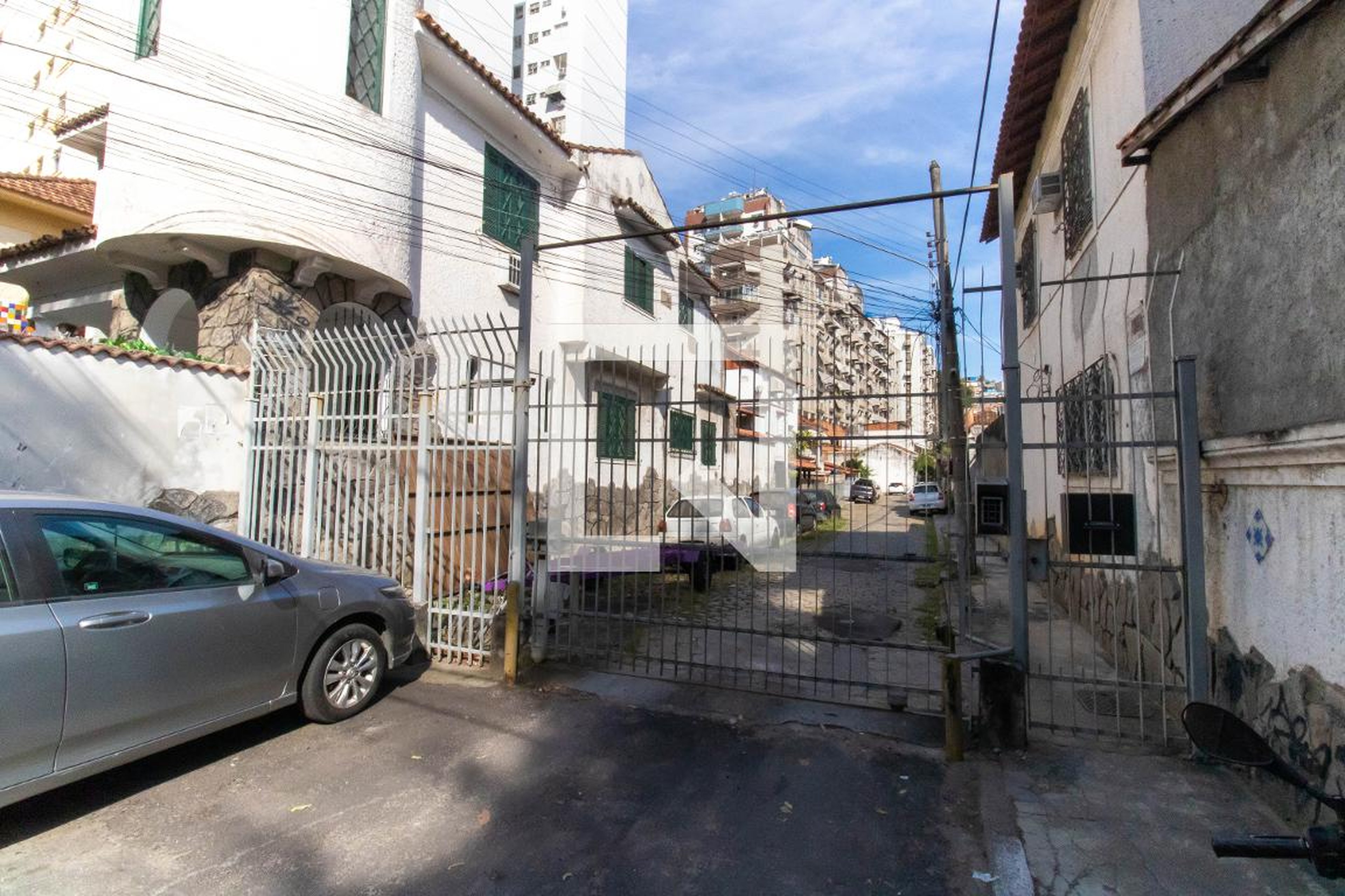 Fachada Condomínio em Rua Melquíades Picanço, 18