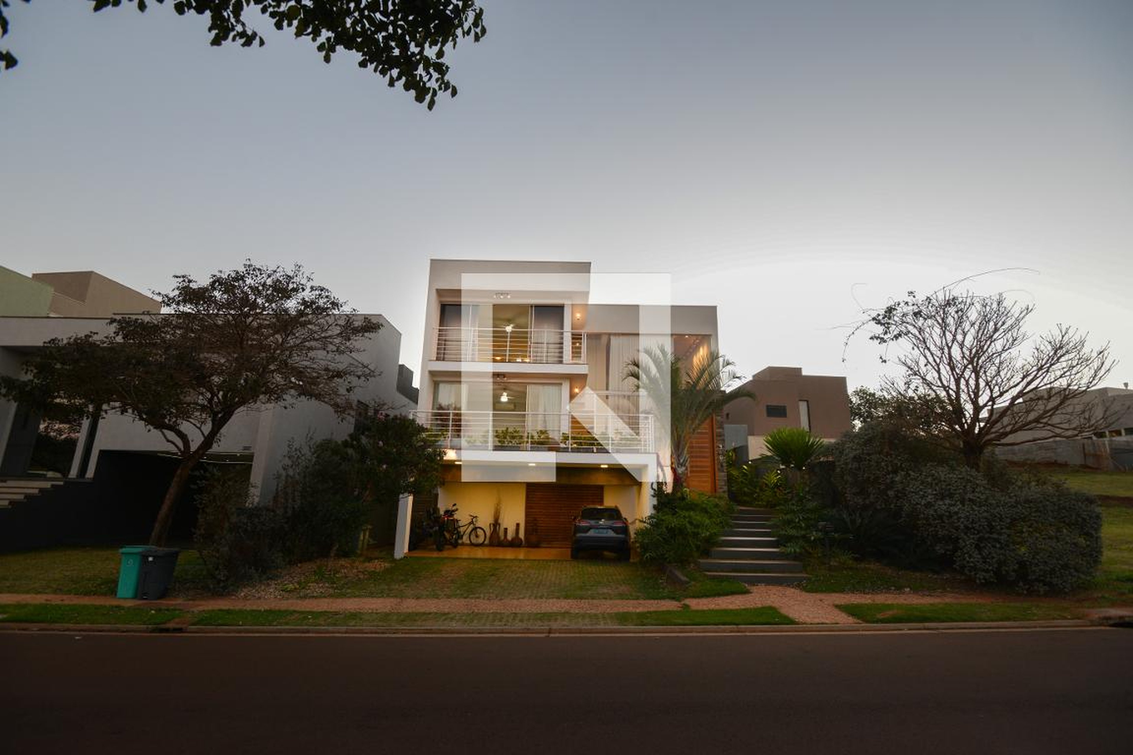 Fachada Condomínio em Rua Alcino Arantes, 340