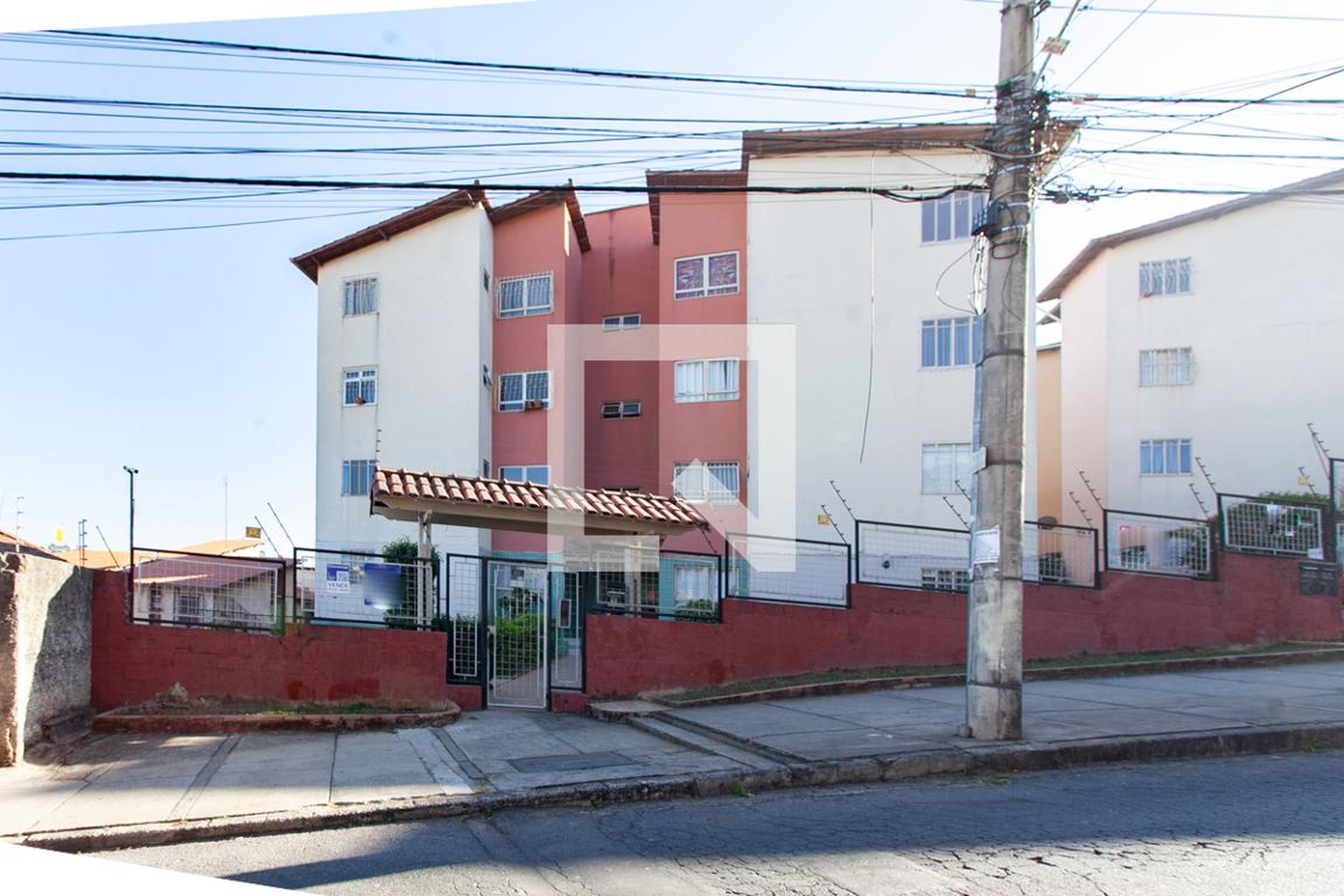 Fachada Condomínio em Rua José Bartolota, 42