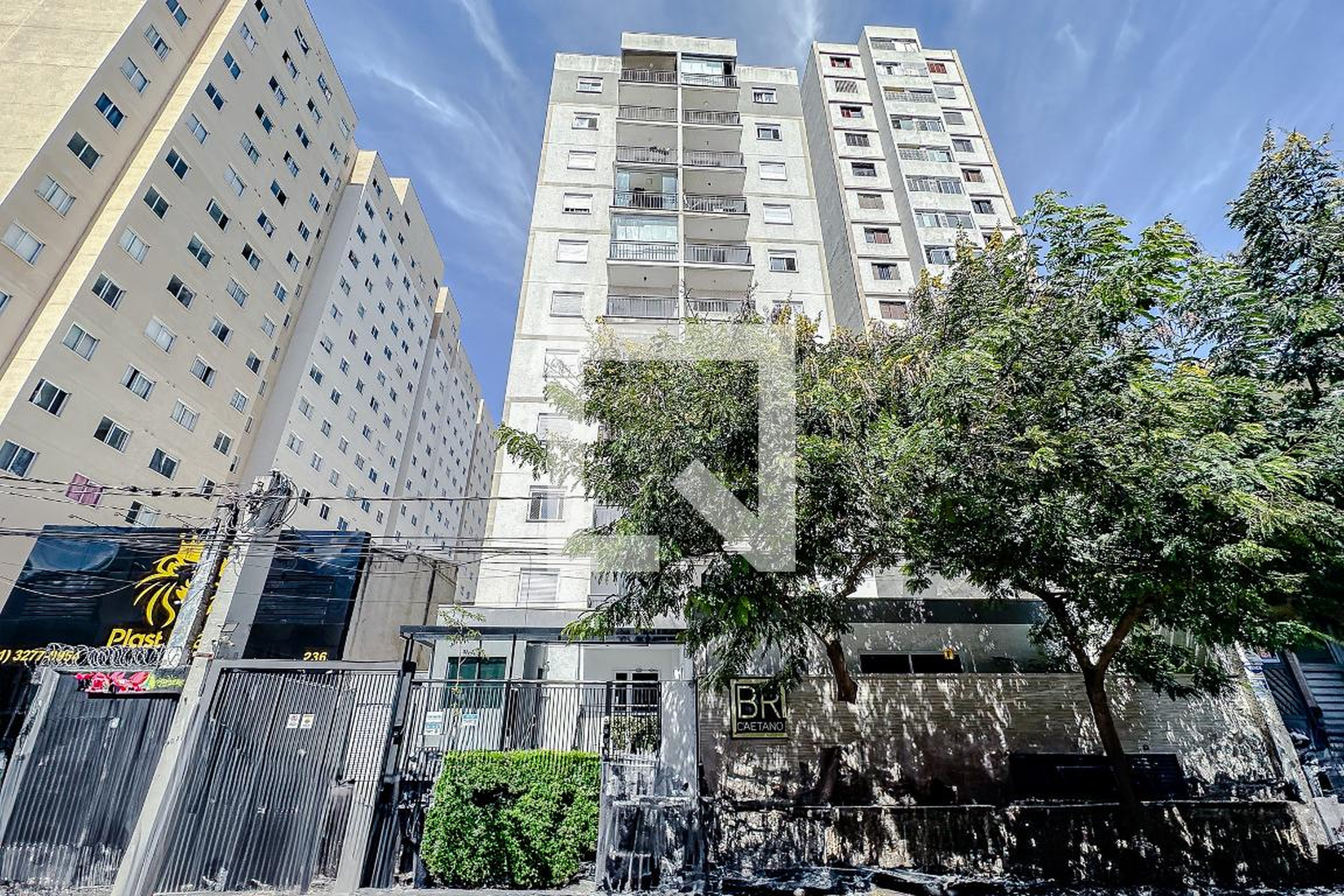 Fachada Condomínio em Rua Caetano Pinto, 302